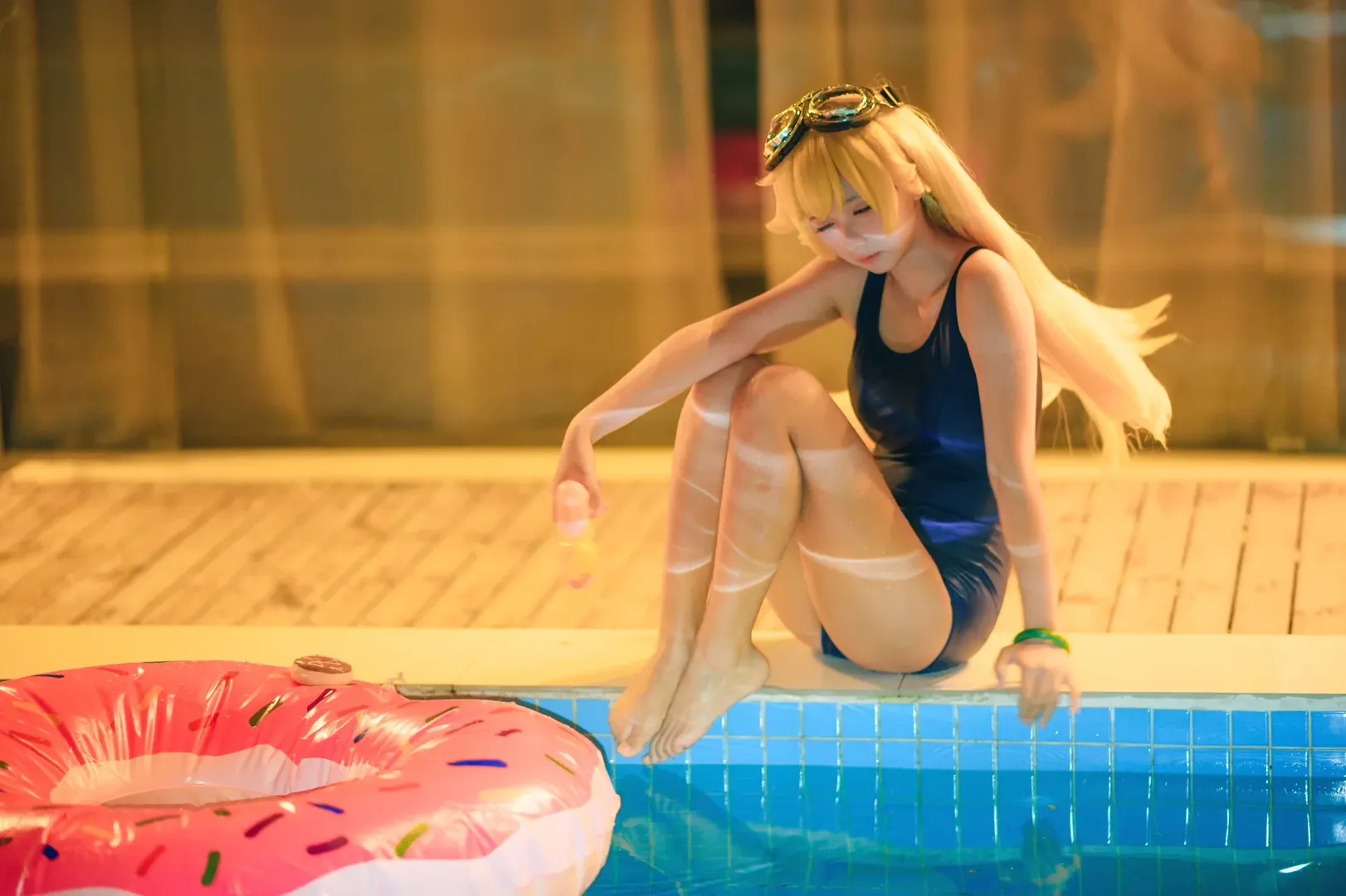 泳装cosplay, 夏日氛围感, 忍野忍cos, 夜间泳池写真, 蓝调光影 - 第9张