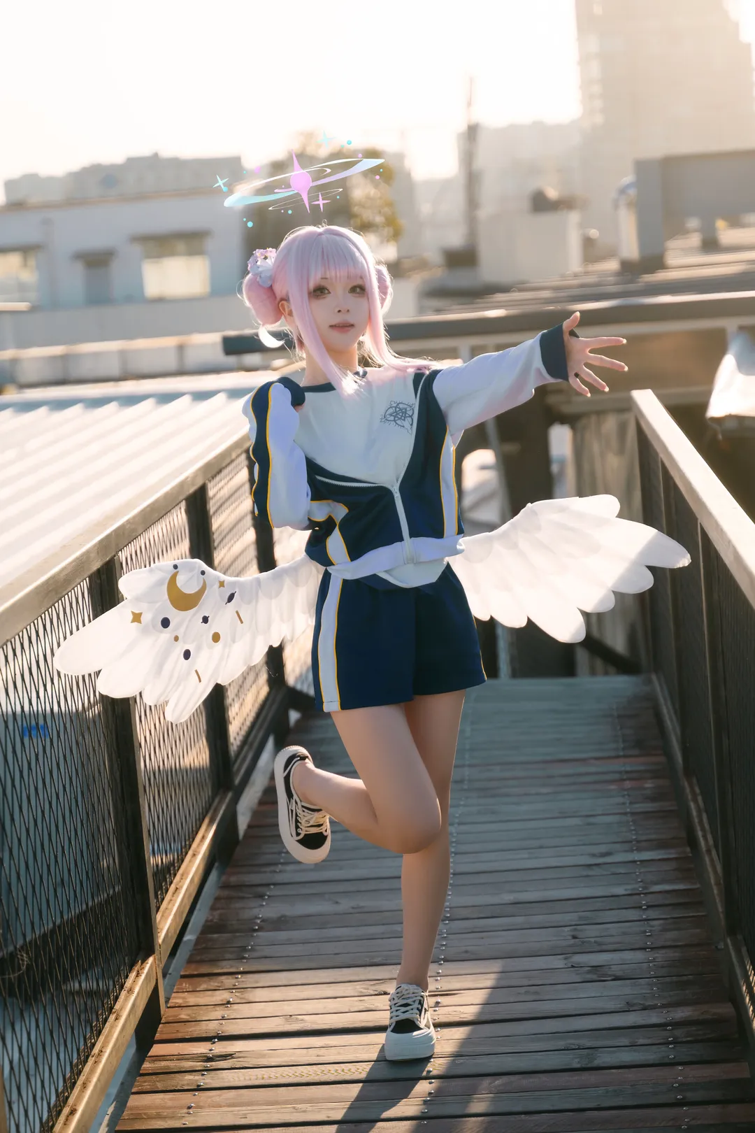 圣园未花cosplay, 户外阳光cos摄影, 运动风二次元, 杭州外景写真, 天使光环造型 - 第1张