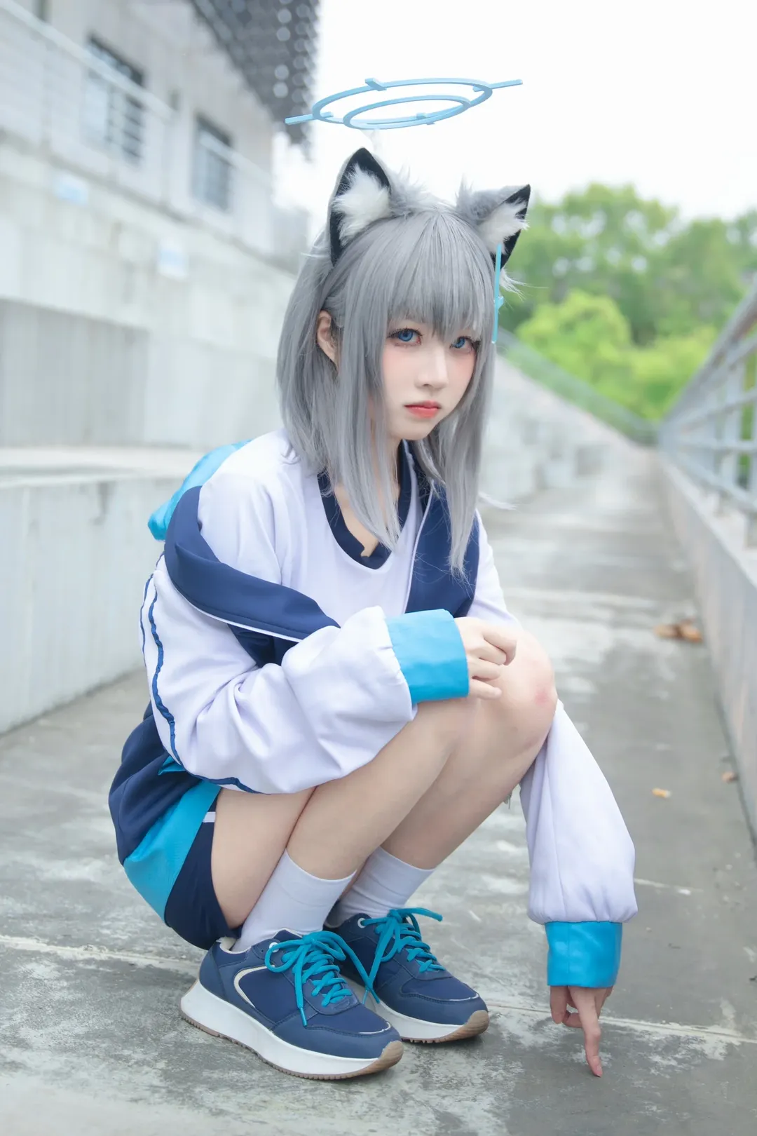 ブルーアーカイブ, 砂狼シロコ コスプレ, 獣耳少女, 屋外ポートレート撮影, スポーツスタイル - 1枚目