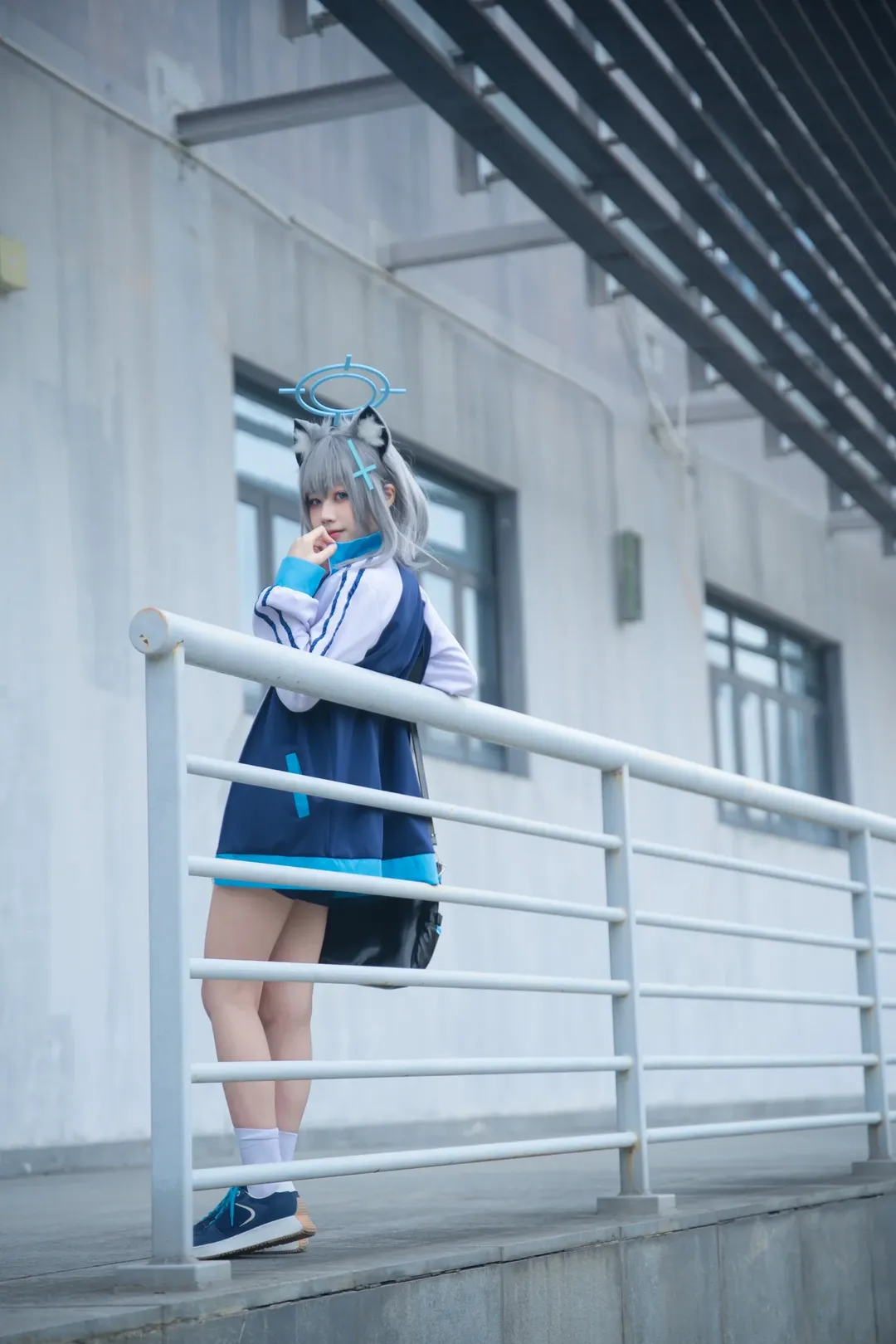 ブルーアーカイブ, 砂狼シロコ コスプレ, 獣耳少女, 屋外ポートレート撮影, スポーツスタイル - 2枚目