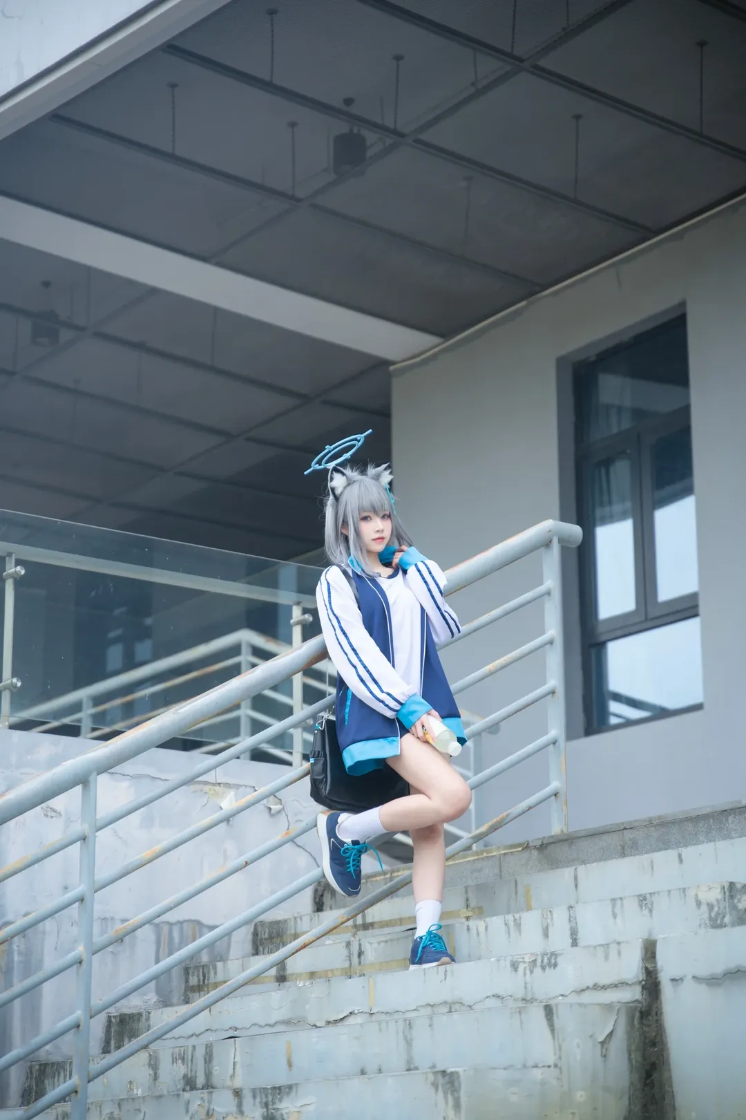 ブルーアーカイブ, 砂狼シロコ コスプレ, 獣耳少女, 屋外ポートレート撮影, スポーツスタイル - 6枚目