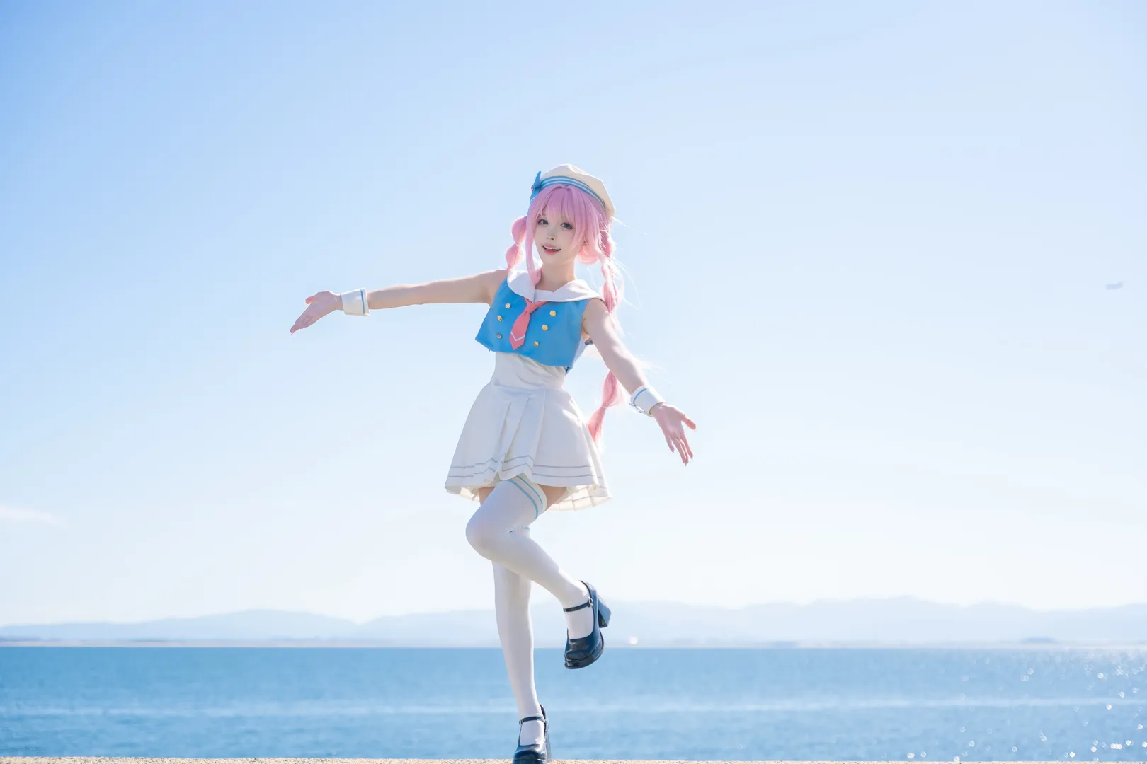 セーラー服, 海辺のロケ, バンドリ！, 千早愛音 コスプレ, ピンクウィッグ - 10枚目