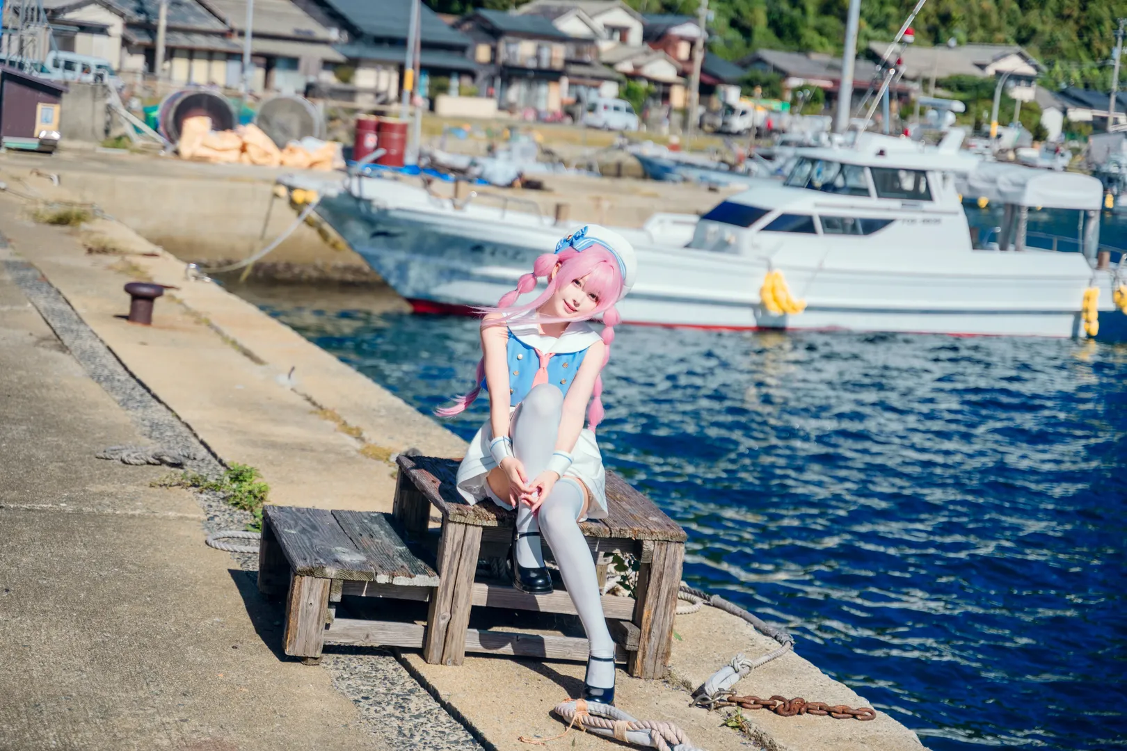 セーラー服, 海辺のロケ, バンドリ！, 千早愛音 コスプレ, ピンクウィッグ - 2枚目