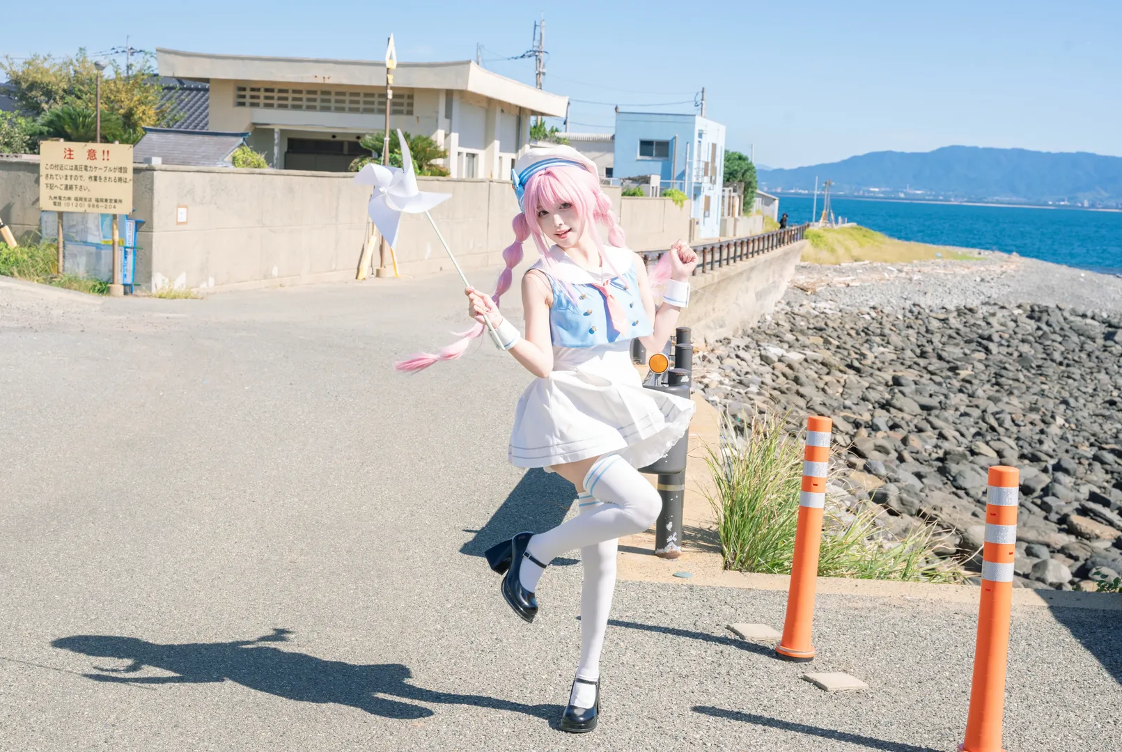 セーラー服, 海辺のロケ, バンドリ！, 千早愛音 コスプレ, ピンクウィッグ - 3枚目