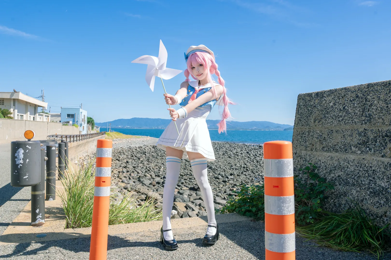セーラー服, 海辺のロケ, バンドリ！, 千早愛音 コスプレ, ピンクウィッグ - 5枚目