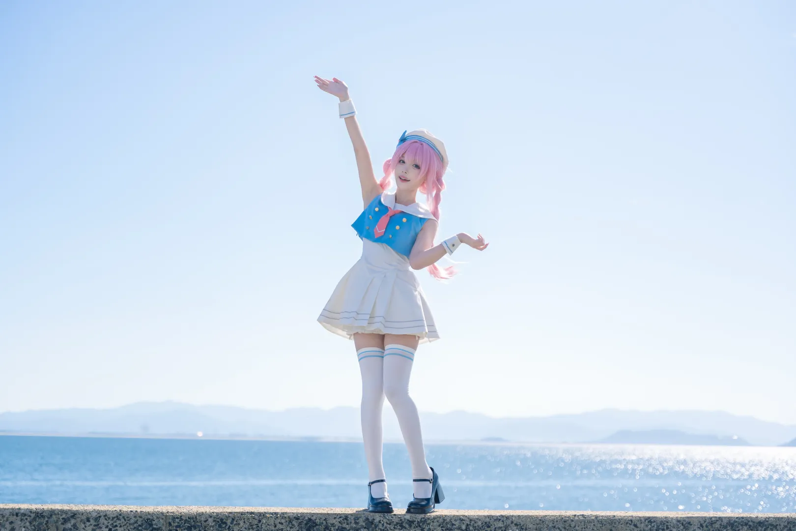 セーラー服, 海辺のロケ, バンドリ！, 千早愛音 コスプレ, ピンクウィッグ - 6枚目