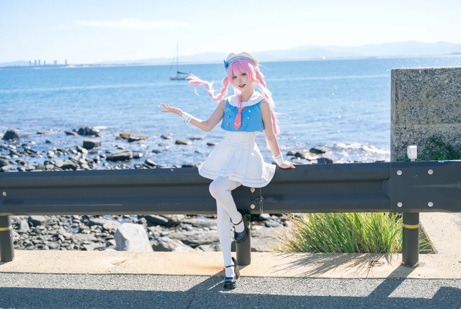 セーラー服, 海辺のロケ, バンドリ！, 千早愛音 コスプレ, ピンクウィッグ - 8枚目