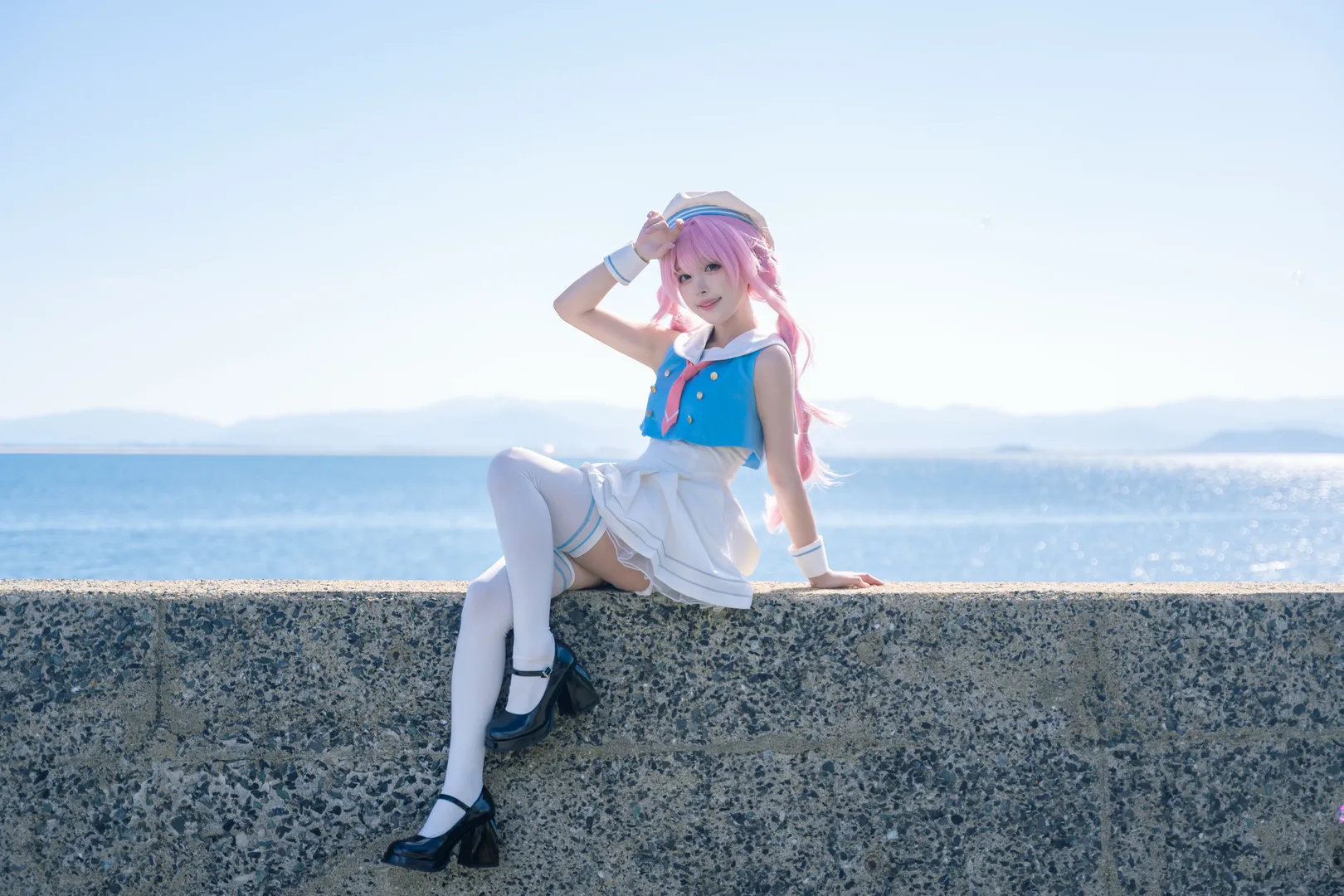 セーラー服, 海辺のロケ, バンドリ！, 千早愛音 コスプレ, ピンクウィッグ - 9枚目