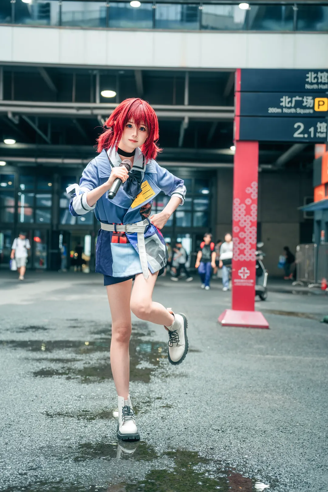 赤髪ツインテールコスプレ, ガールズバンドクライ風, BWイベント写真, ソニー A7M5 ポートレート, 雨の日の水たまりの反射