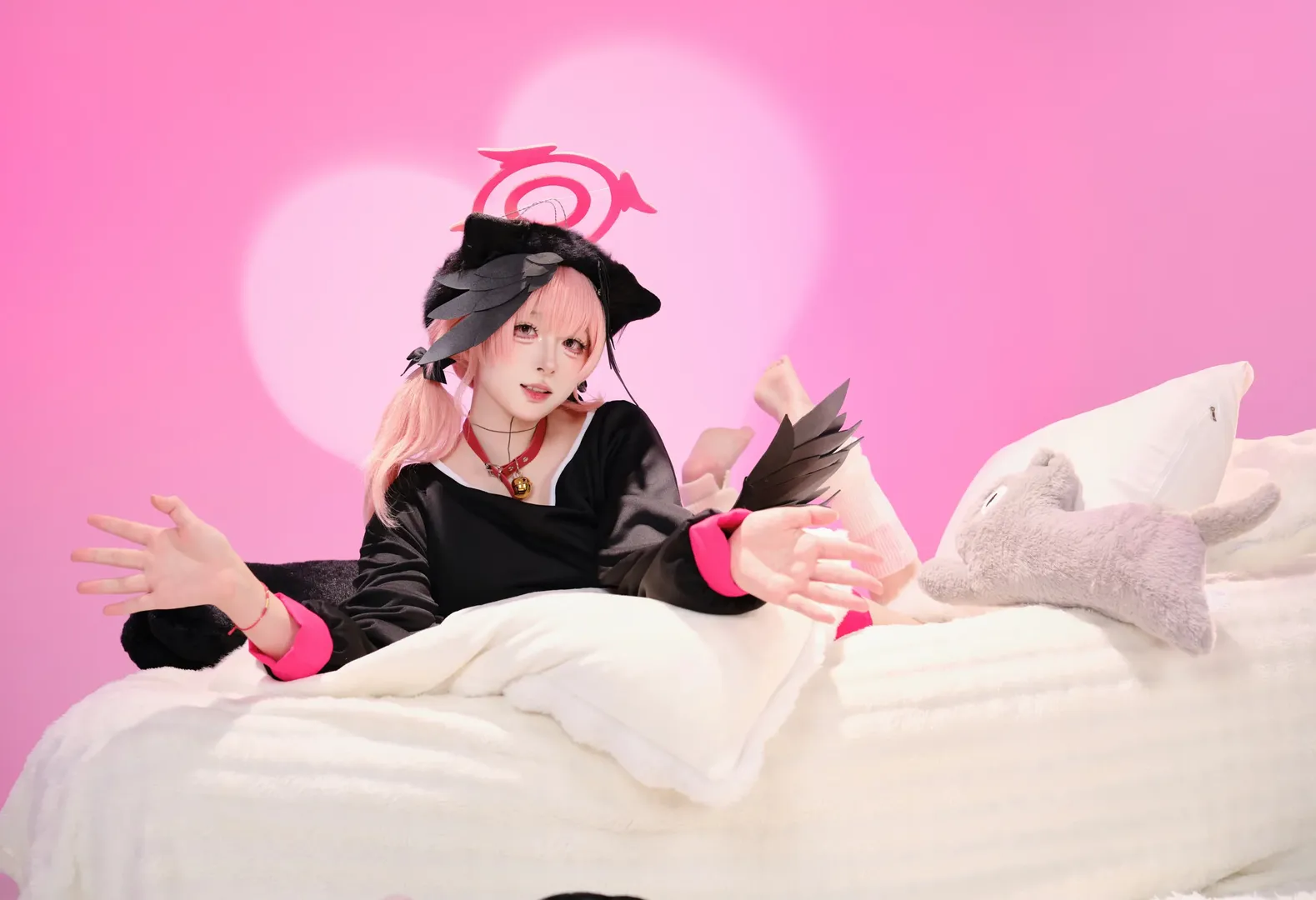 蔚蓝档案, 下江小春cos, 居家风cos, 二次元cosplay摄影, 粉色背景 - 第1张