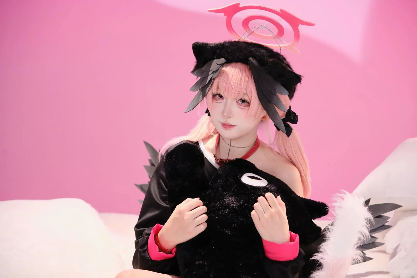 蔚蓝档案, 下江小春cos, 居家风cos, 二次元cosplay摄影, 粉色背景 - 第3张