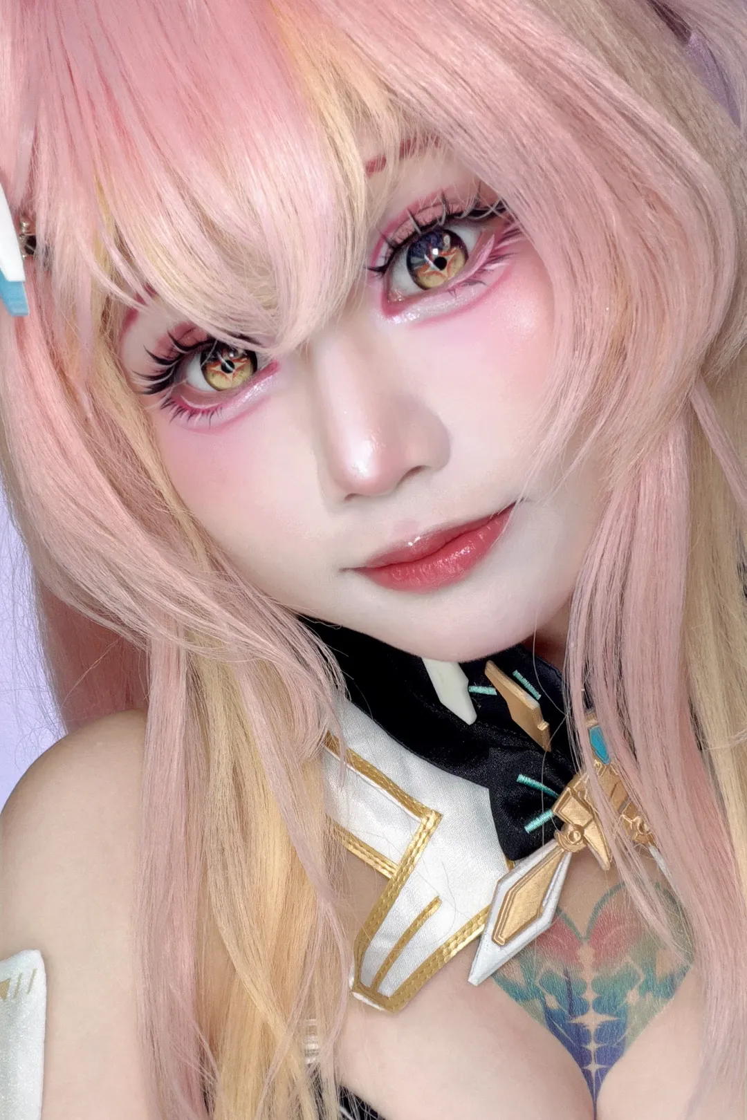 鳴潮, エイメス コスプレ, 次元幻想カラコン, ピンクゴールドの髪色, コスプレ撮影 - 1枚目