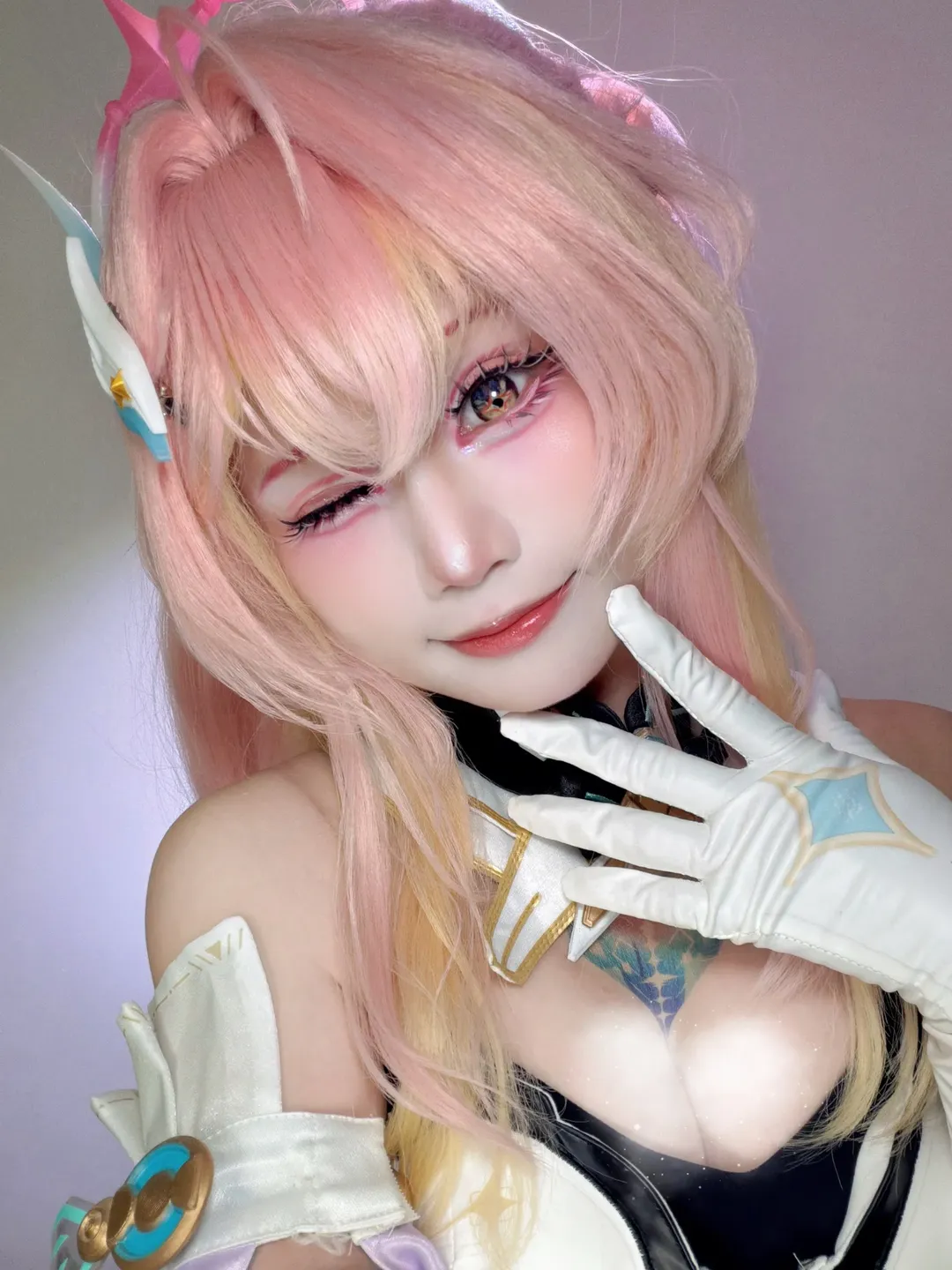 鸣潮, 爱弥斯cos, 次元幻眸美瞳, 粉金发色, cosplay出片