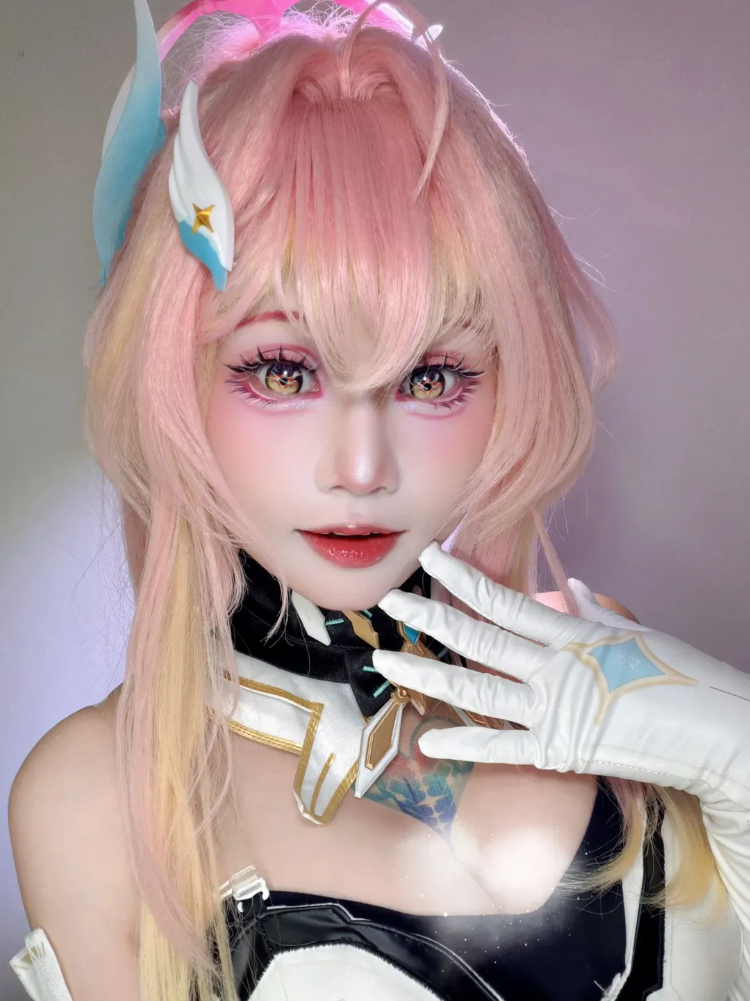 鳴潮, エイメス コスプレ, 次元幻想カラコン, ピンクゴールドの髪色, コスプレ撮影 - 3枚目