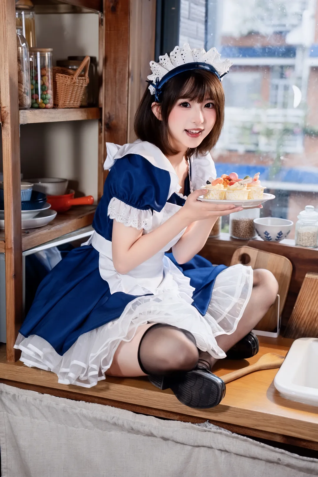 雰囲気のある写真, 黒タイツ コーデ, 青と白のメイド服, メイドコスプレ, キッチン撮影