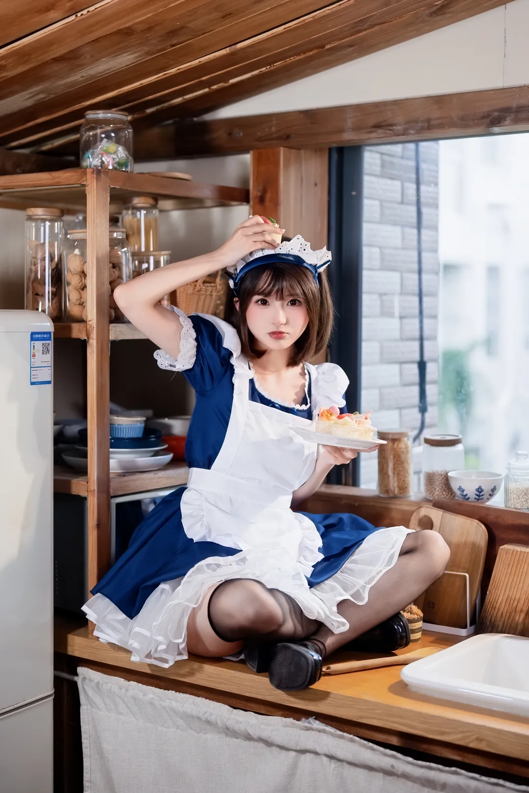 氛围感写真, 黑丝穿搭, 蓝白女仆装, 女仆cosplay, 厨房拍照 - 第2张