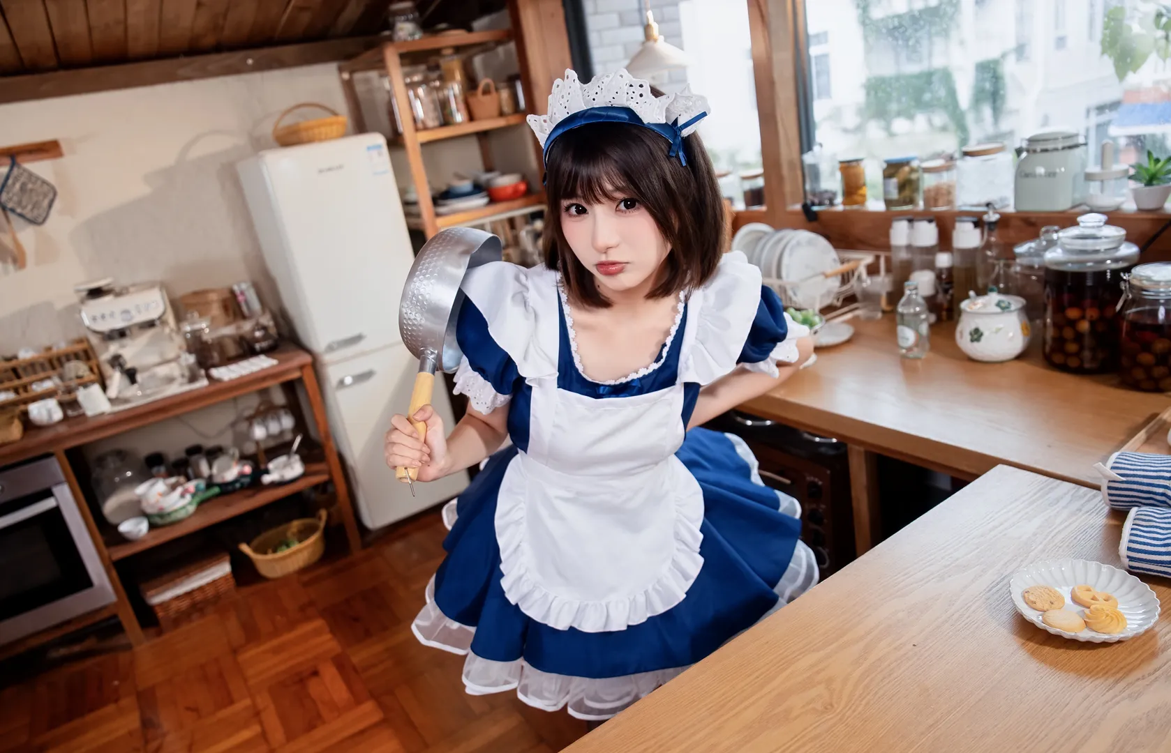 氛围感写真, 黑丝穿搭, 蓝白女仆装, 女仆cosplay, 厨房拍照 - 第3张
