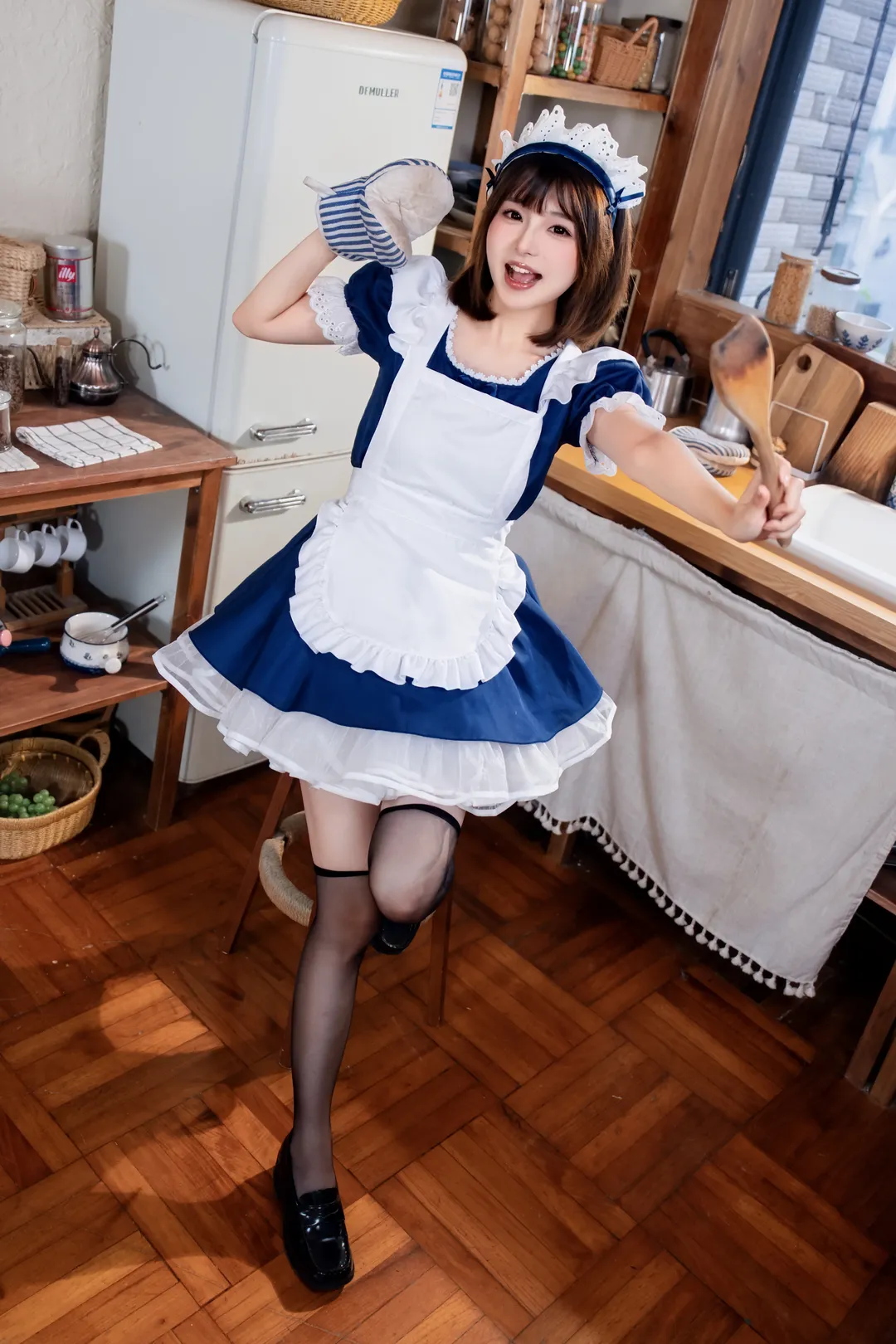 氛围感写真, 黑丝穿搭, 蓝白女仆装, 女仆cosplay, 厨房拍照 - 第4张
