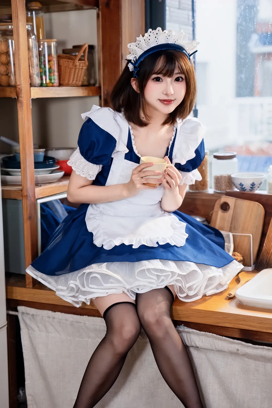 氛围感写真, 黑丝穿搭, 蓝白女仆装, 女仆cosplay, 厨房拍照 - 第5张