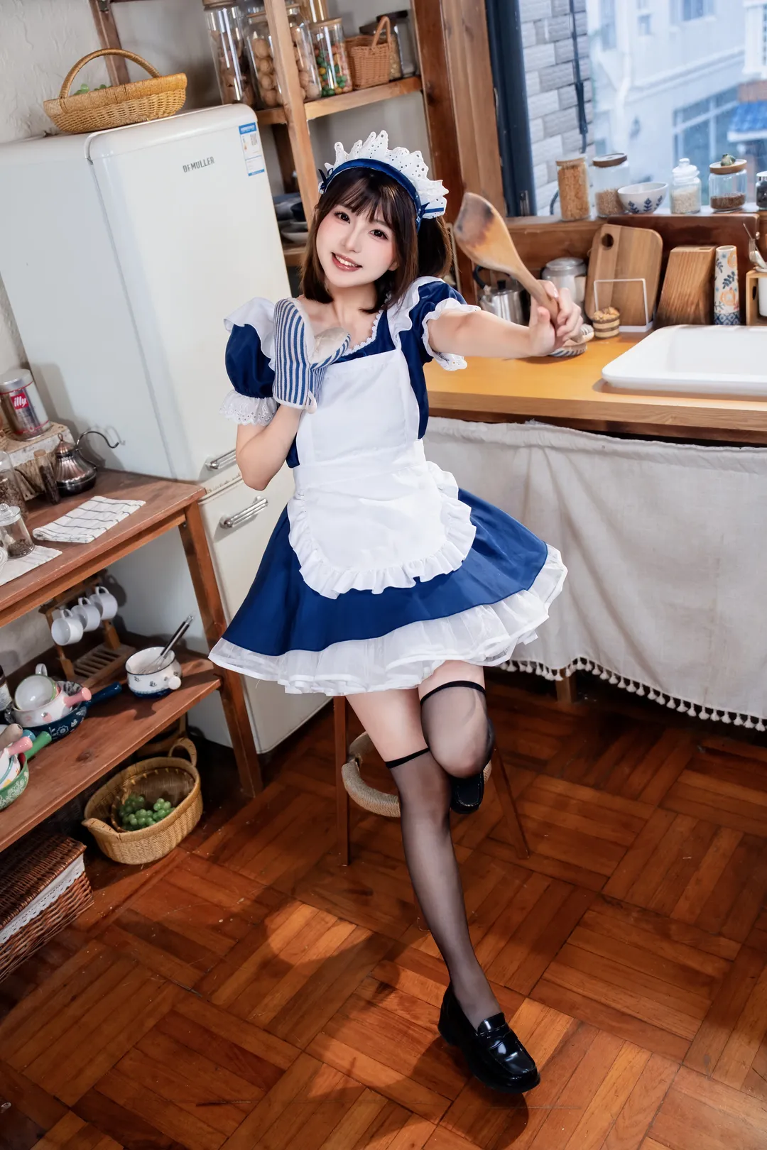 氛围感写真, 黑丝穿搭, 蓝白女仆装, 女仆cosplay, 厨房拍照 - 第7张