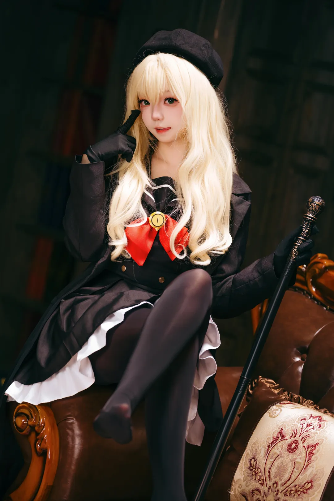 二次元撮影, ブルーアーカイブ, ニヤニヤ教授 コスプレ, レトロな書斎コーデ, 黒赤配色のコスプレ - 1枚目
