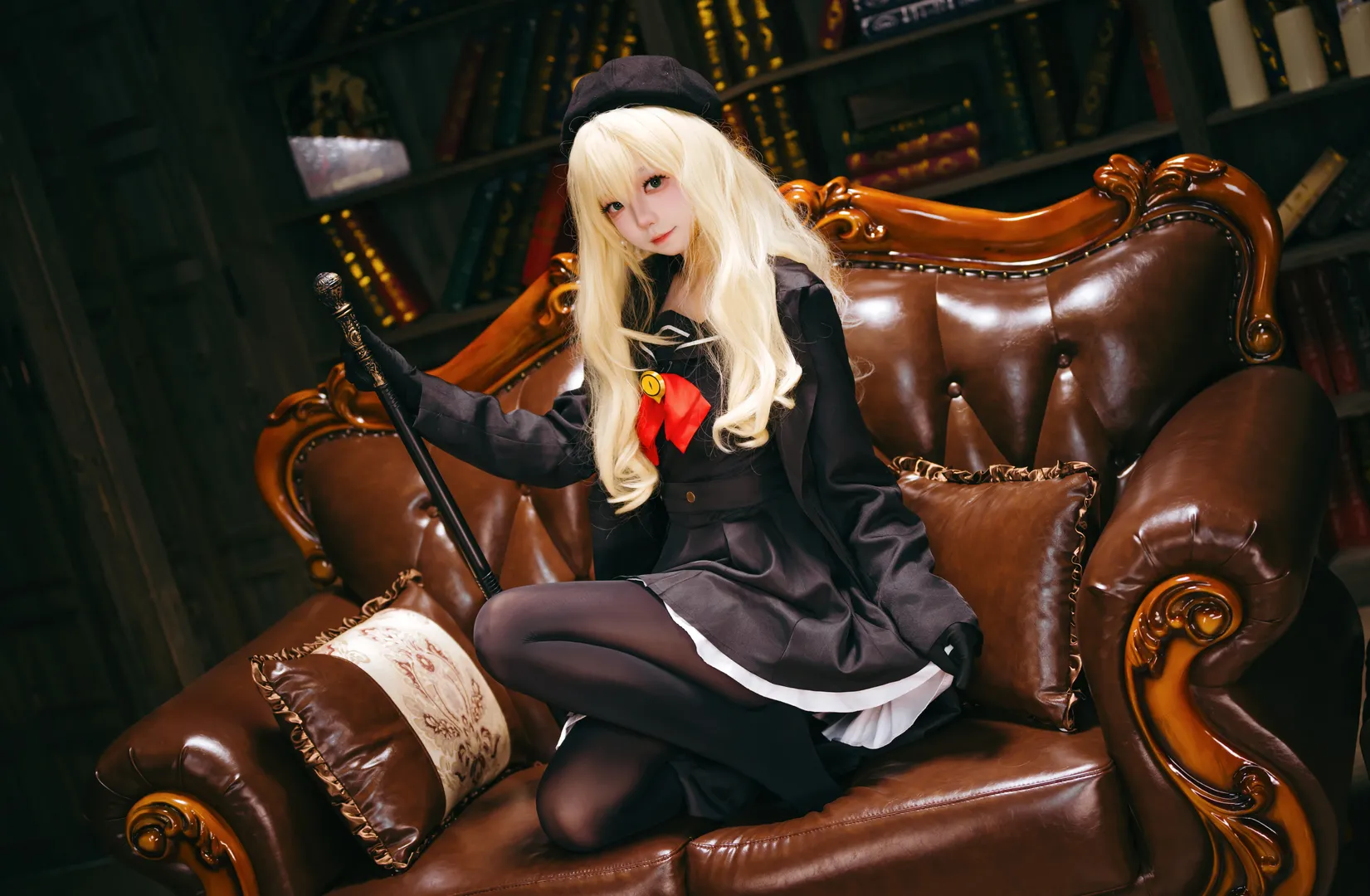 二次元撮影, ブルーアーカイブ, ニヤニヤ教授 コスプレ, レトロな書斎コーデ, 黒赤配色のコスプレ - 2枚目