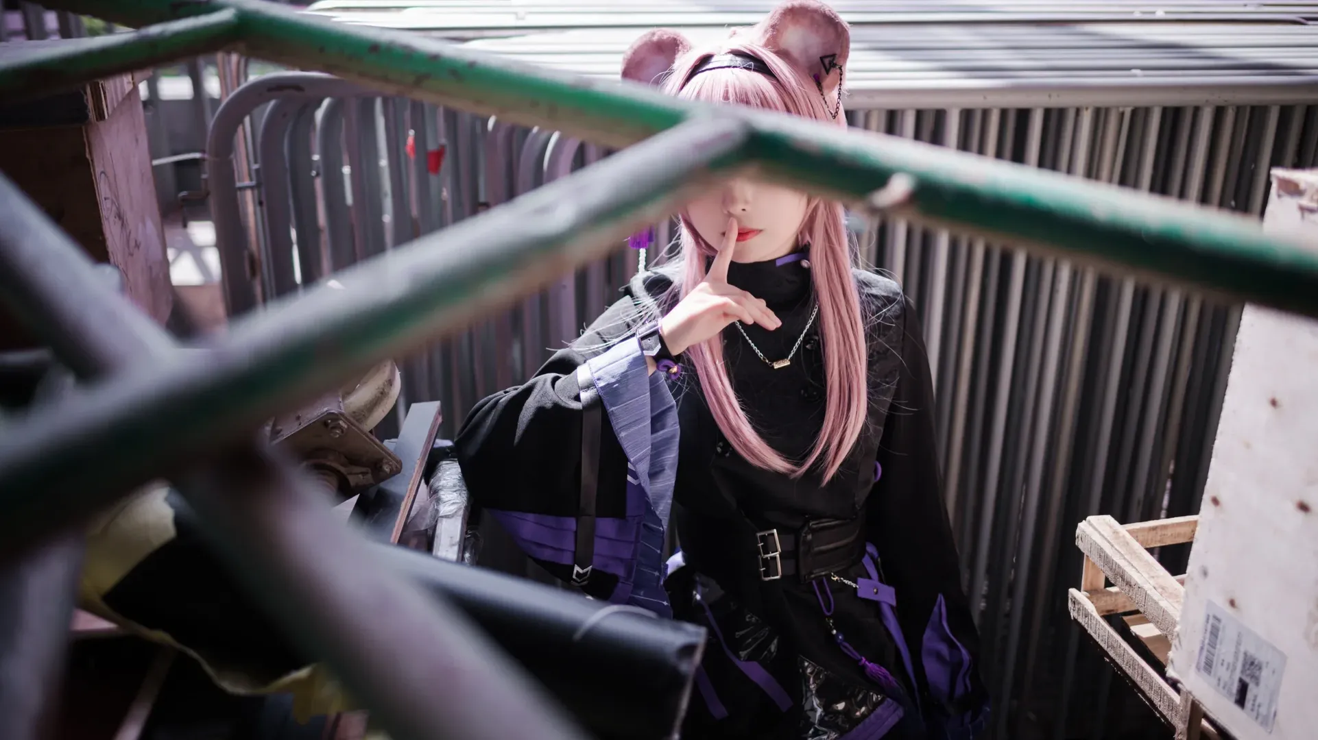明日方舟cosplay, 兽耳cos, cp29漫展, 仓库废土风摄影, 黑紫穿搭 - 第2张