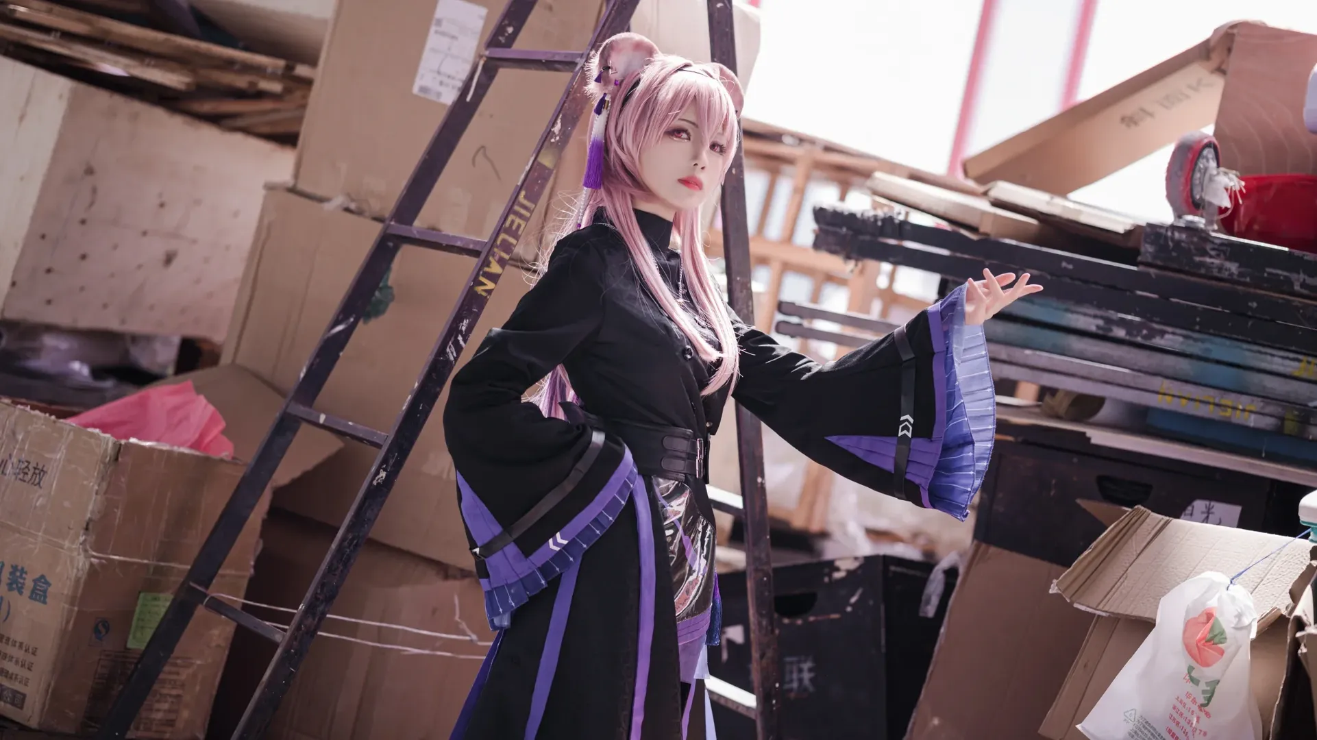 明日方舟cosplay, 兽耳cos, cp29漫展, 仓库废土风摄影, 黑紫穿搭
