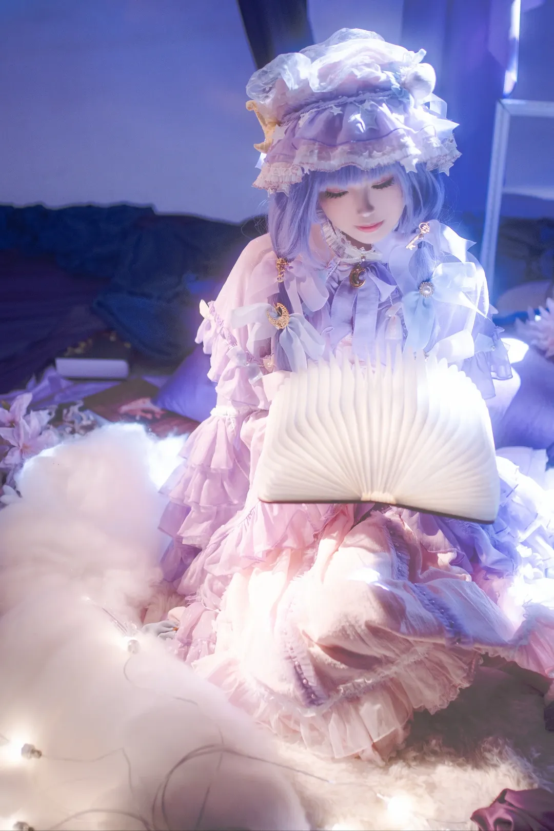 东方project, 二次元cosplay, 帕秋莉cos, 紫发少女洛丽塔, 梦幻光影摄影 - 第1张