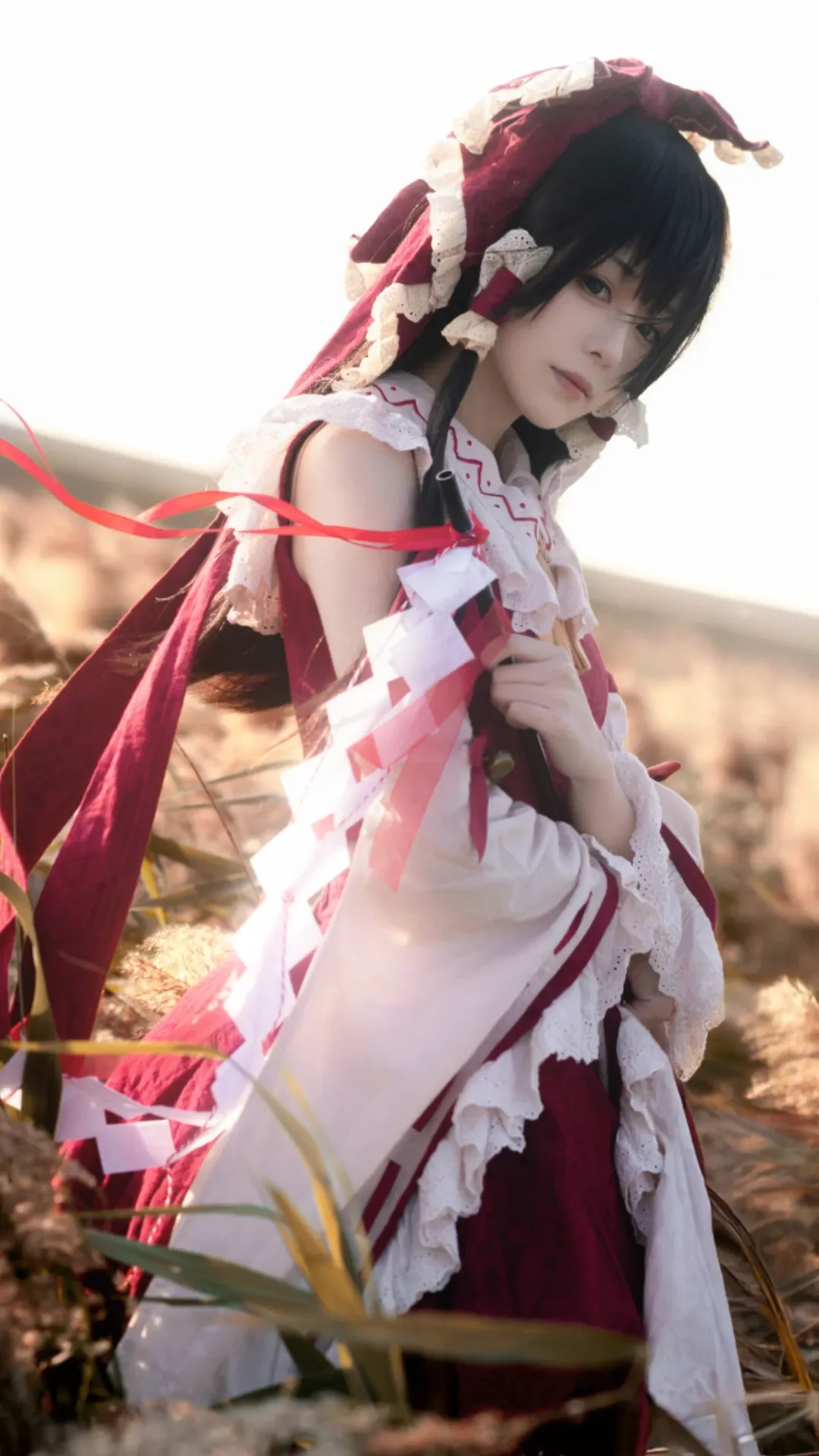 博丽灵梦cos, 东方project, cosplay摄影, 芦苇荡外景, 风吹过的瞬间