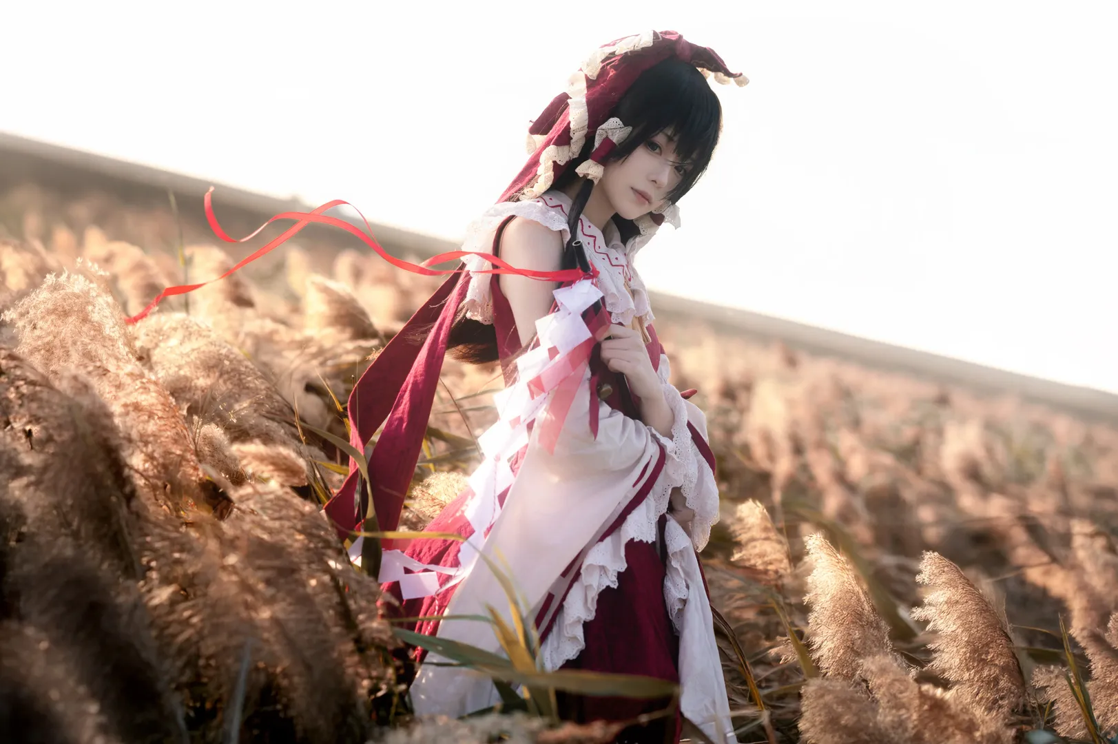 博丽灵梦cos, 东方project, cosplay摄影, 芦苇荡外景, 风吹过的瞬间 - 第2张