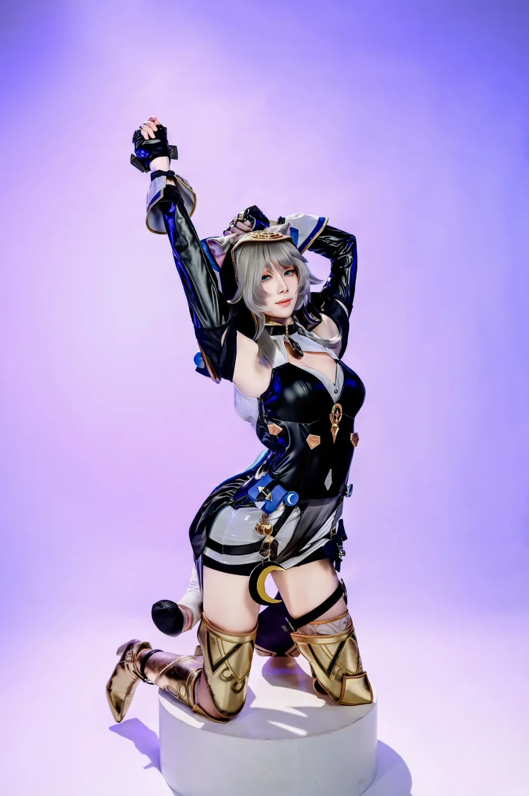 赛飞儿cos, 崩坏星穹铁道, cosplay场照, 白棚人像, 金色高跟 - 第1张