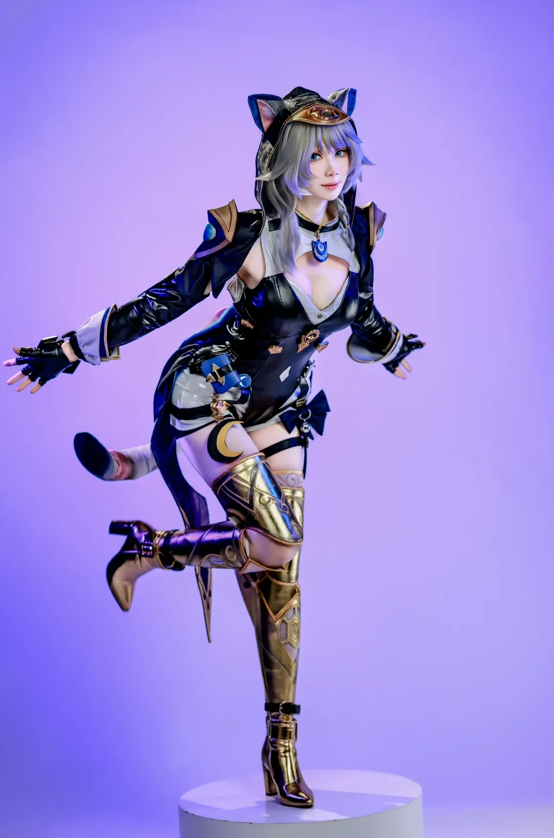 Cifera Cosplay, Honkai: Star Rail, Cosplay convention photos, White studio portrait, Golden high heels