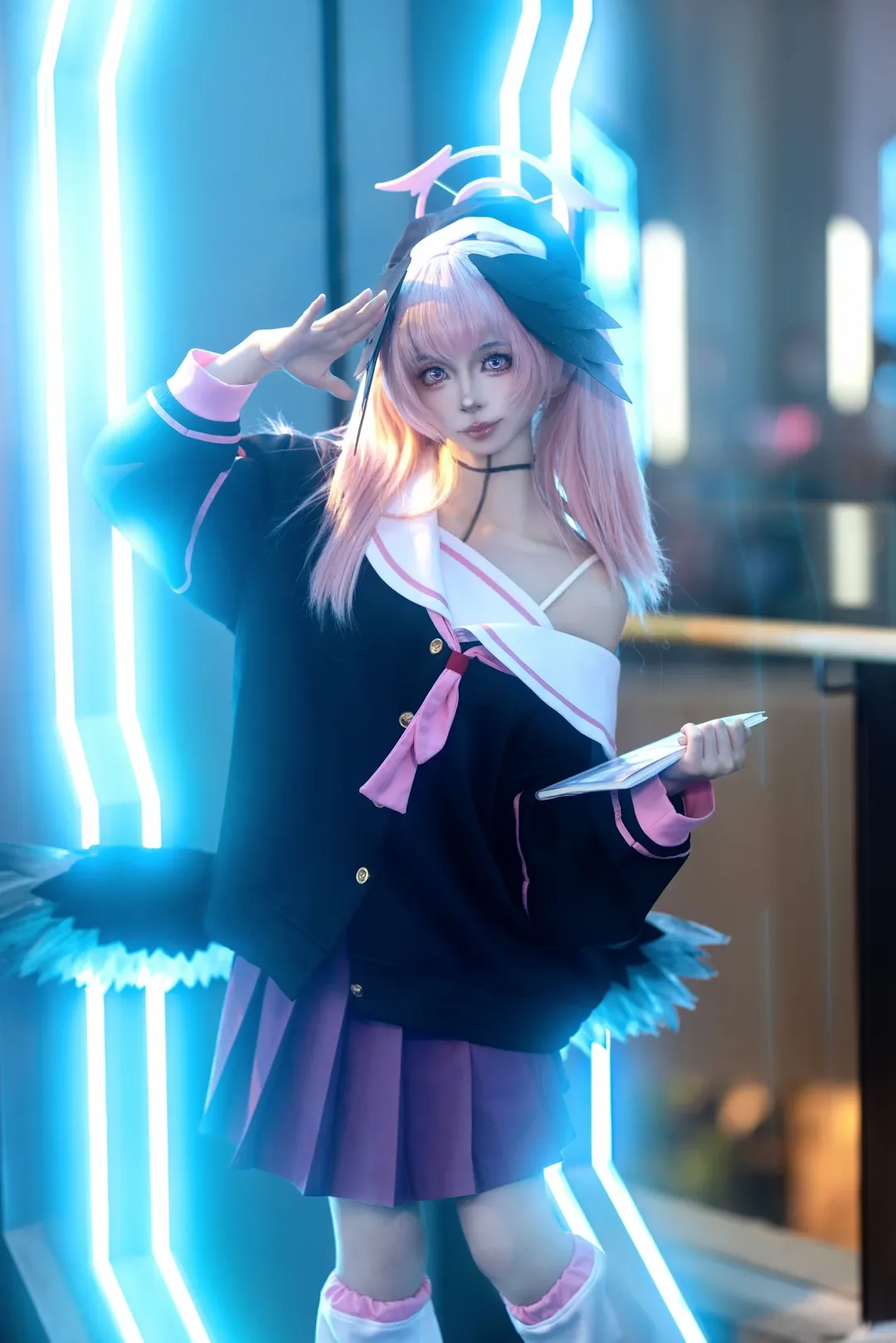 ブルーアーカイブ, 下江コハル コスプレ, ゲームセンター撮影, サイバーパンク風, ピンク系コスプレ