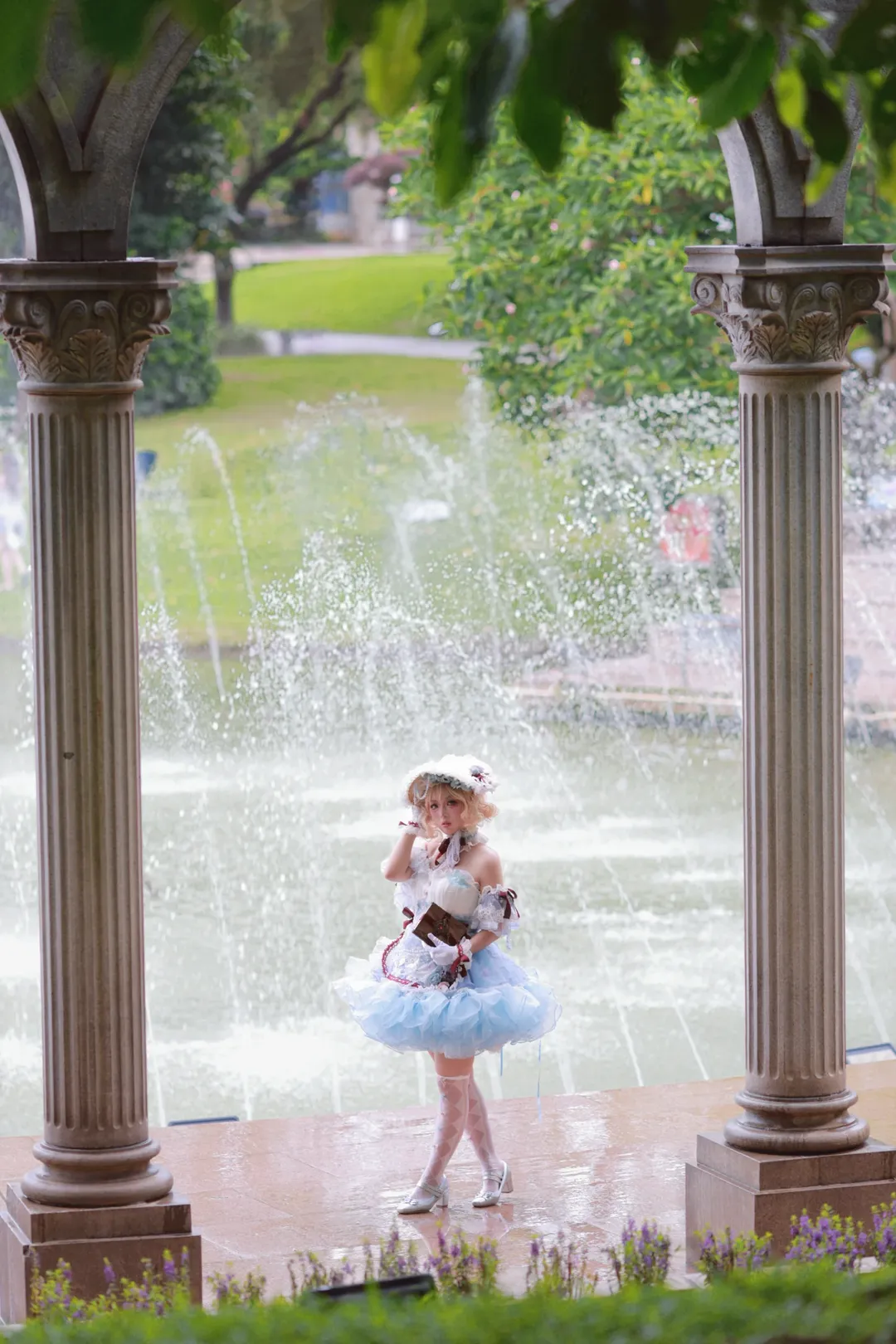 东方Project, 爱丽丝玛格特罗伊德cos, 二设cosplay, 喷泉外景写真, 白丝角色扮演