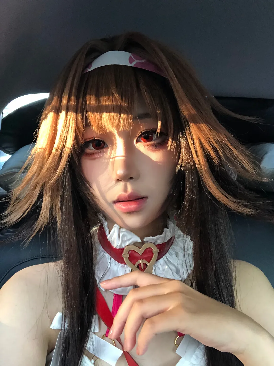 叶瞬光cos, cosplay日常, 自然光拍摄, 红瞳妆造, 颈饰细节