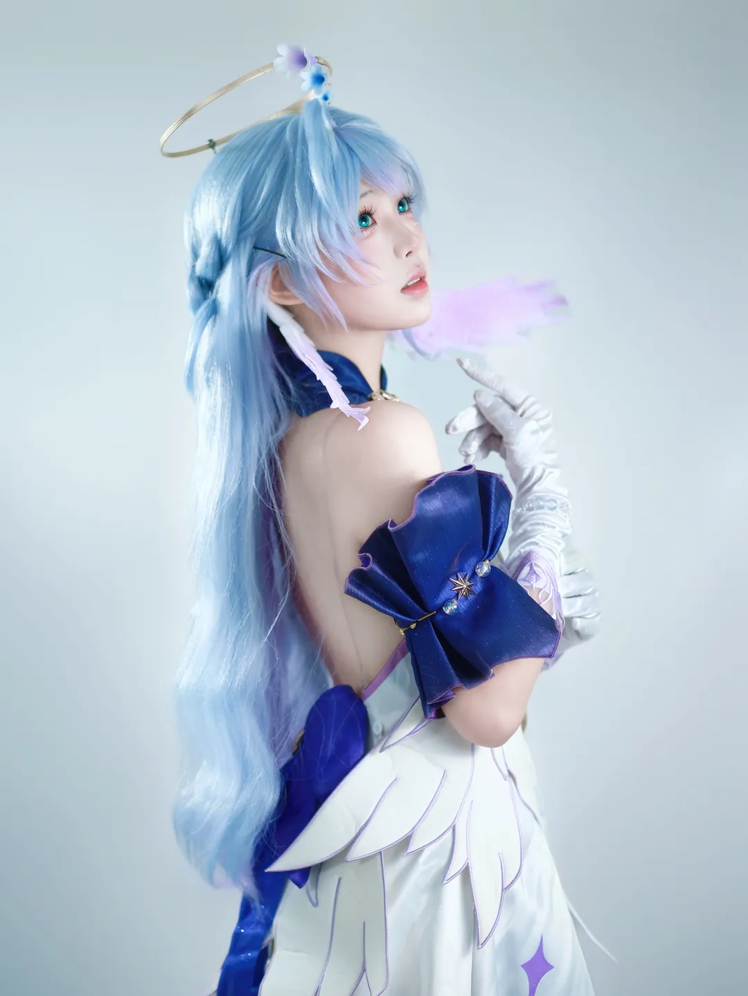 Honkai: Star Rail, Robin cosplay, Cosplay photography, Anime-style look, Light blue wig - Image 2