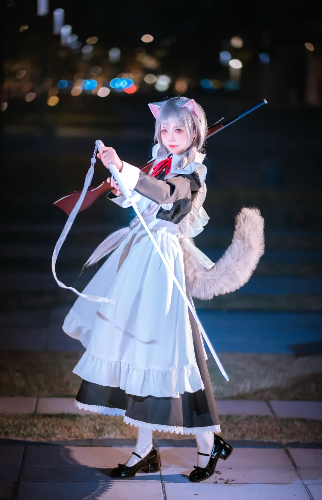 二次元角色扮演, 女仆装cosplay, 猫耳少女写真, 火枪道具, 夜间人像摄影 - 第1张