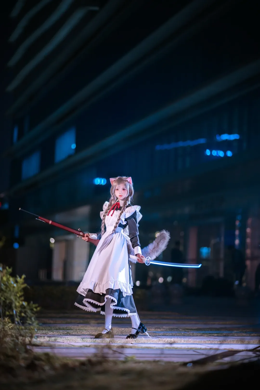 二次元角色扮演, 女仆装cosplay, 猫耳少女写真, 火枪道具, 夜间人像摄影 - 第2张