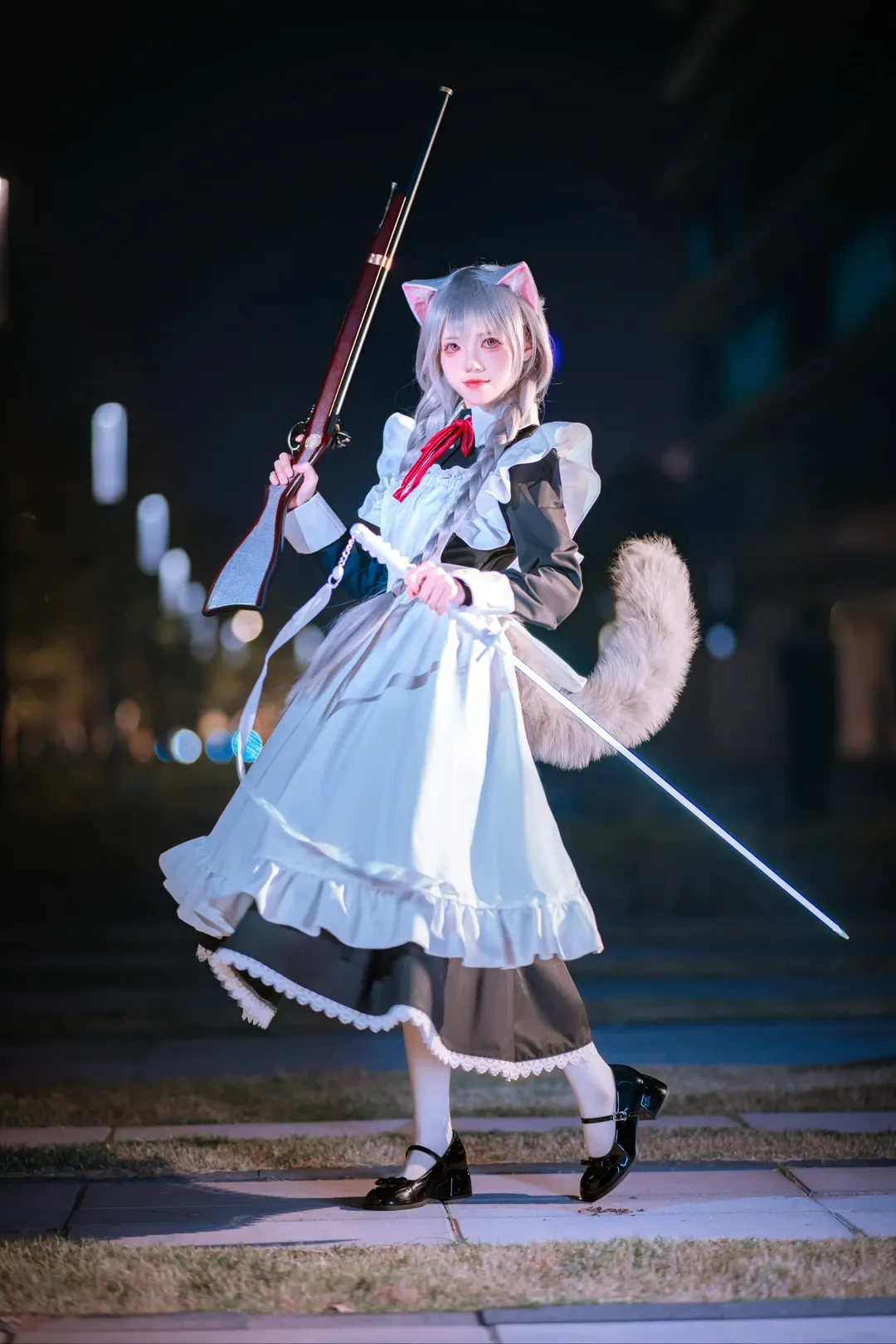 アニメコスプレ, メイド服コスプレ, 猫耳少女の写真, 銃の小道具, 夜のポートレート撮影