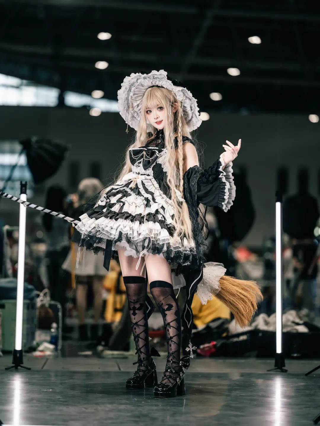 洛丽塔穿搭, 暴食魔女格拉妮cos, 小魔女动作参考, 漫展摄影技巧, 道具互动摆拍 - 第5张