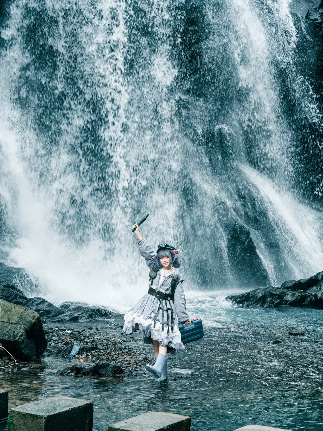 东方project, 河城荷取cos, 瀑布外景摄影, 冷色调cosplay, 户外水景写真 - 第5张