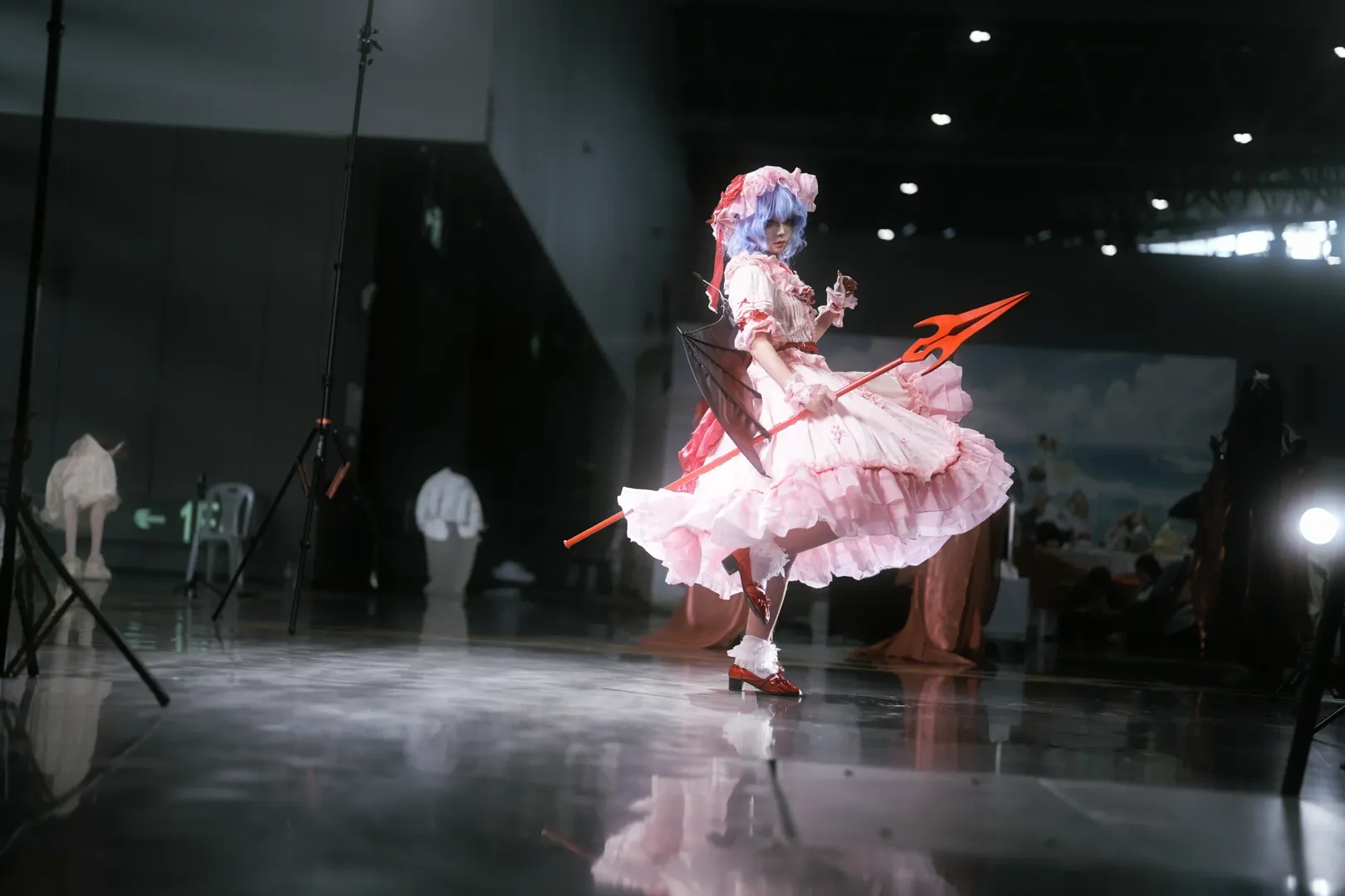 東方Project, レミリアコスプレ, コスプレ撮影, アニメイベントのポーズ参考, お嬢様ポーズ - 4枚目