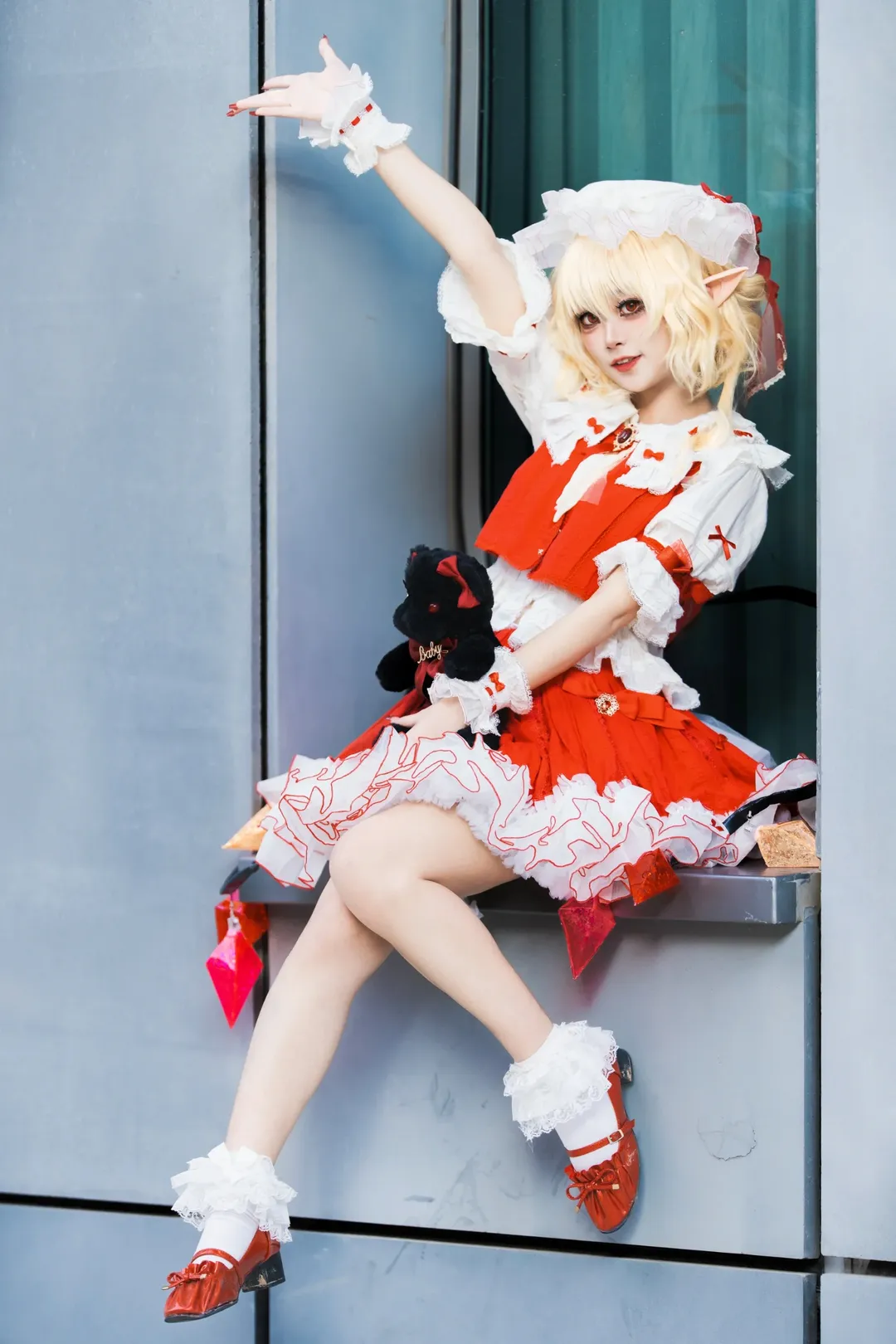 東方Project, イベント写真, フランドール・スカーレット コスプレ, 赤白の洋装, 窓辺撮影