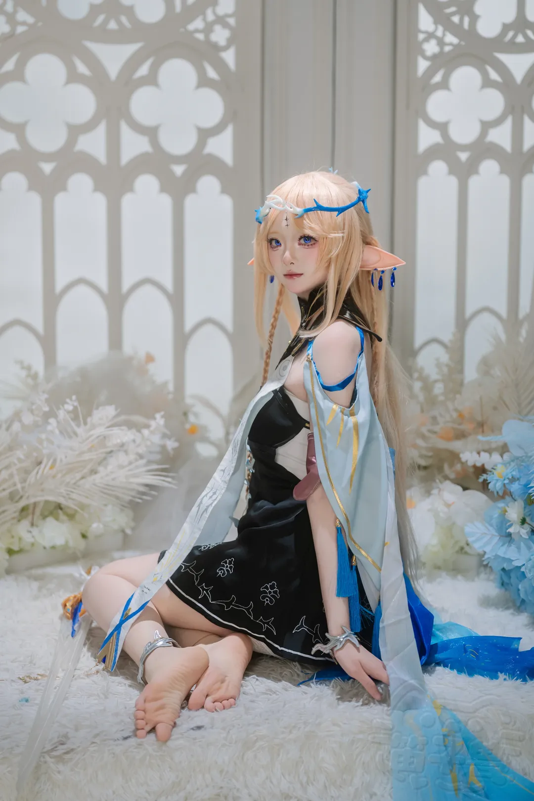 鸣潮, 卡提希娅cos, 精灵耳cos, 光脚Cosplay, 浅色系氛围感