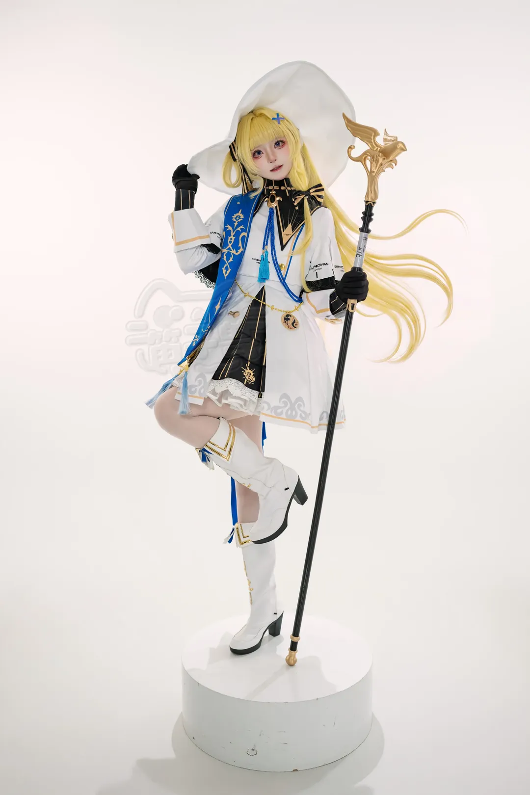 Phoebe Cosplay, Wuthering Waves, Anime cosplay, Studio photoshoot, White robe and staff - Image 3
