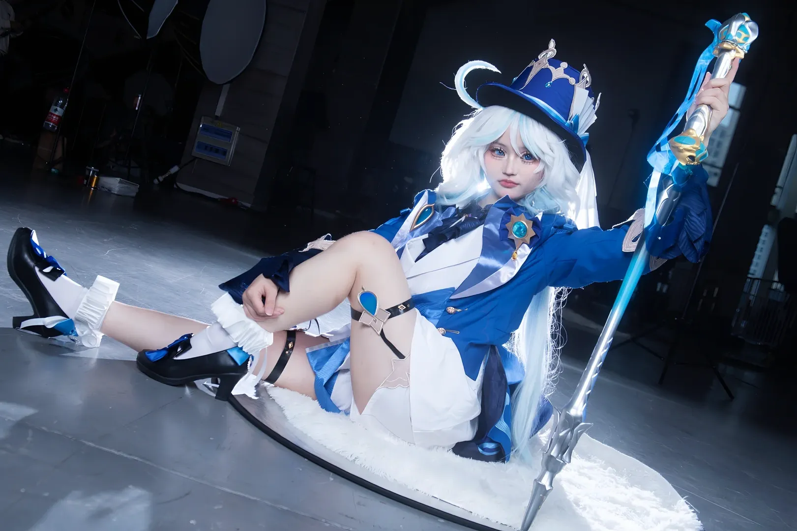原神, フリーナ コスプレ, フォンテーヌ, コスプレポーズ参考, 座りポーズ撮影