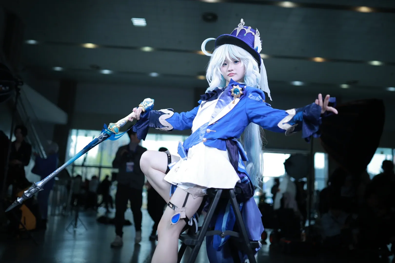 原神, 芙宁娜cos, 枫丹, cosplay动作参考, 坐姿拍照 - 第3张