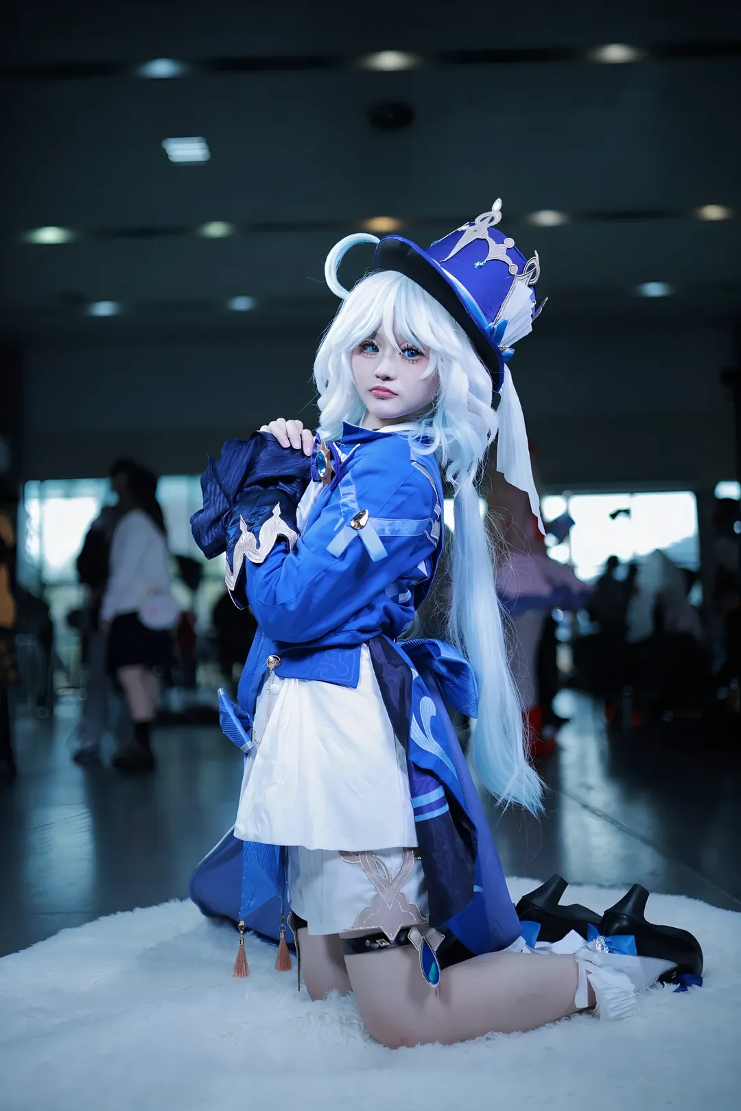 原神, 芙宁娜cos, 枫丹, cosplay动作参考, 坐姿拍照 - 第5张