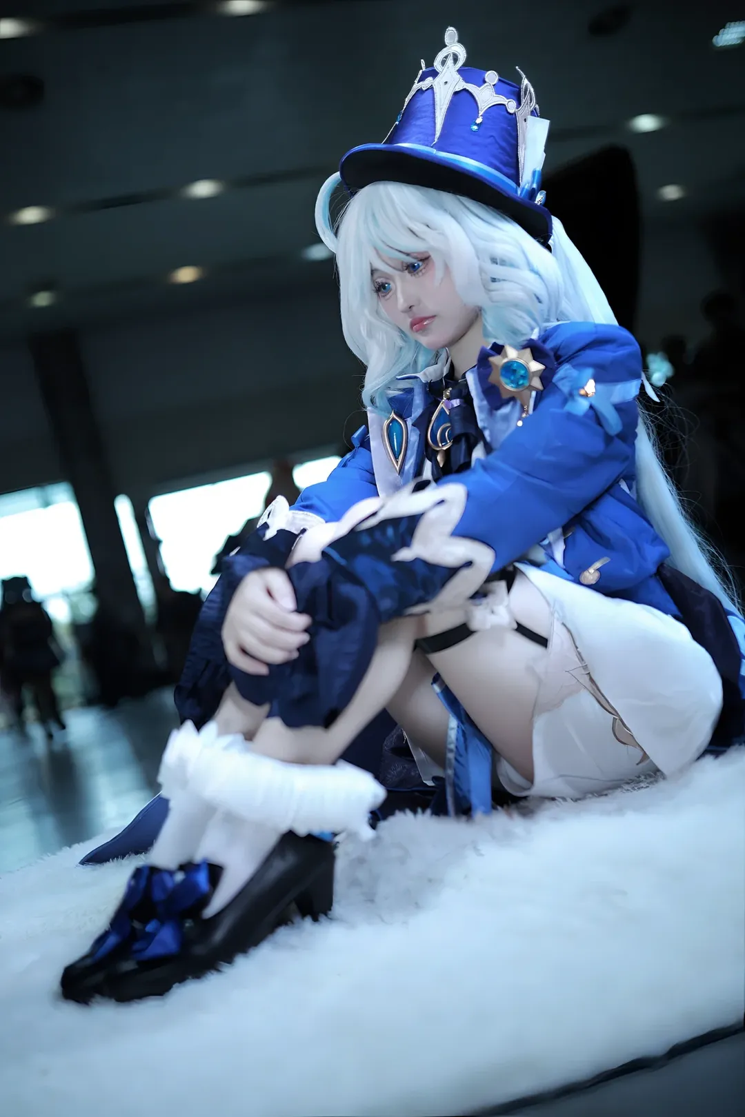原神, 芙宁娜cos, 枫丹, cosplay动作参考, 坐姿拍照 - 第7张